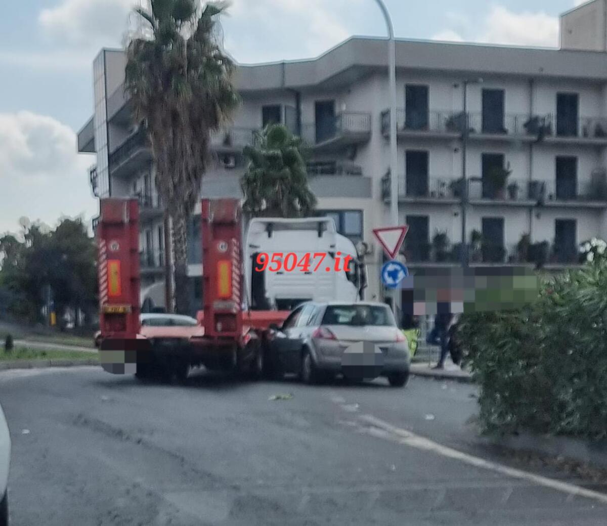PATERNÒ.  INCIDENTE TRA UN TIR ED UNA AUTOVETTURA ALL'INGRESSO DEL PAESE - 