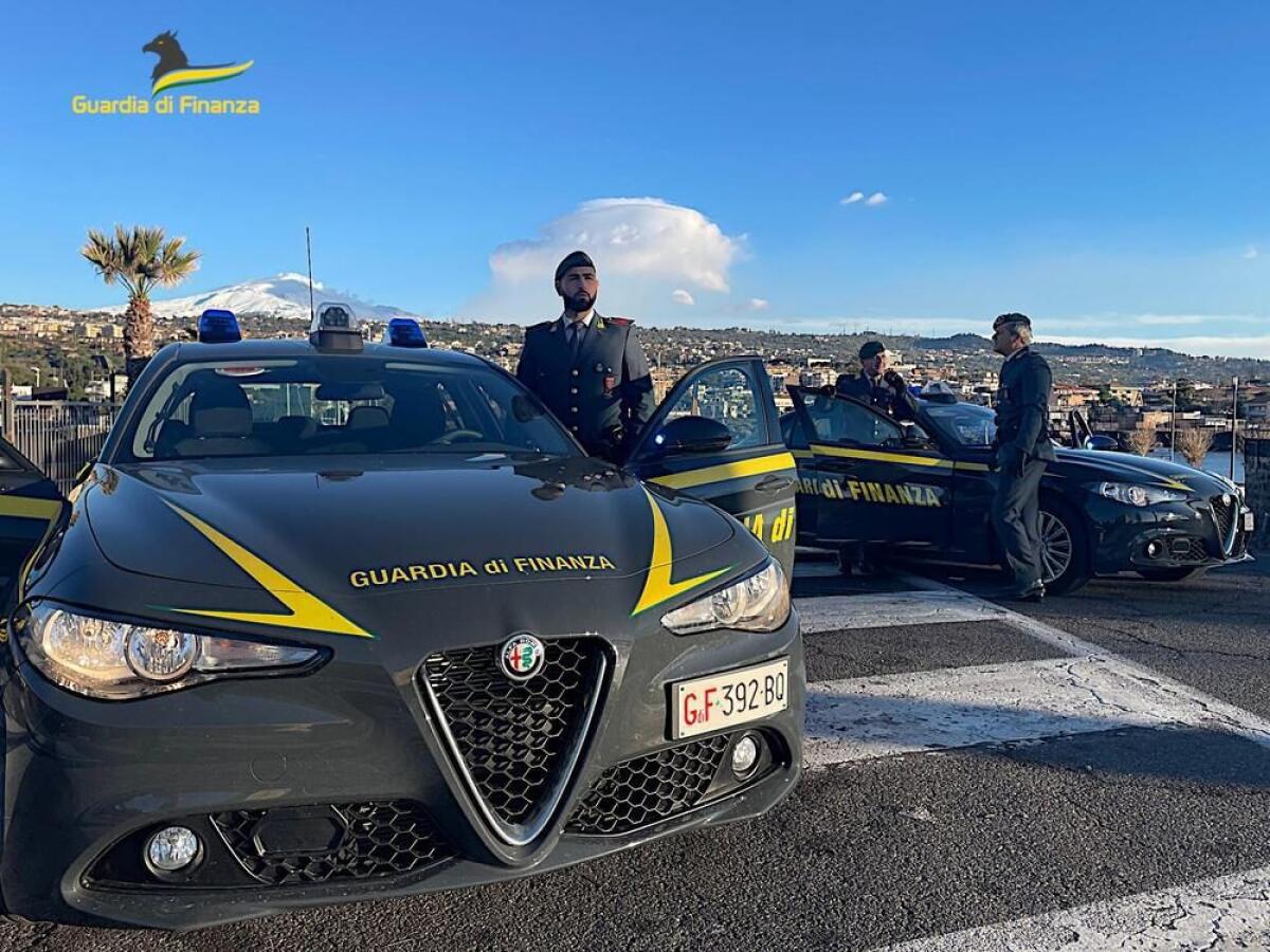 Catania, 63enne colto da infarto in auto va a sbattere contro un muro. Salvato dai finanzieri - 