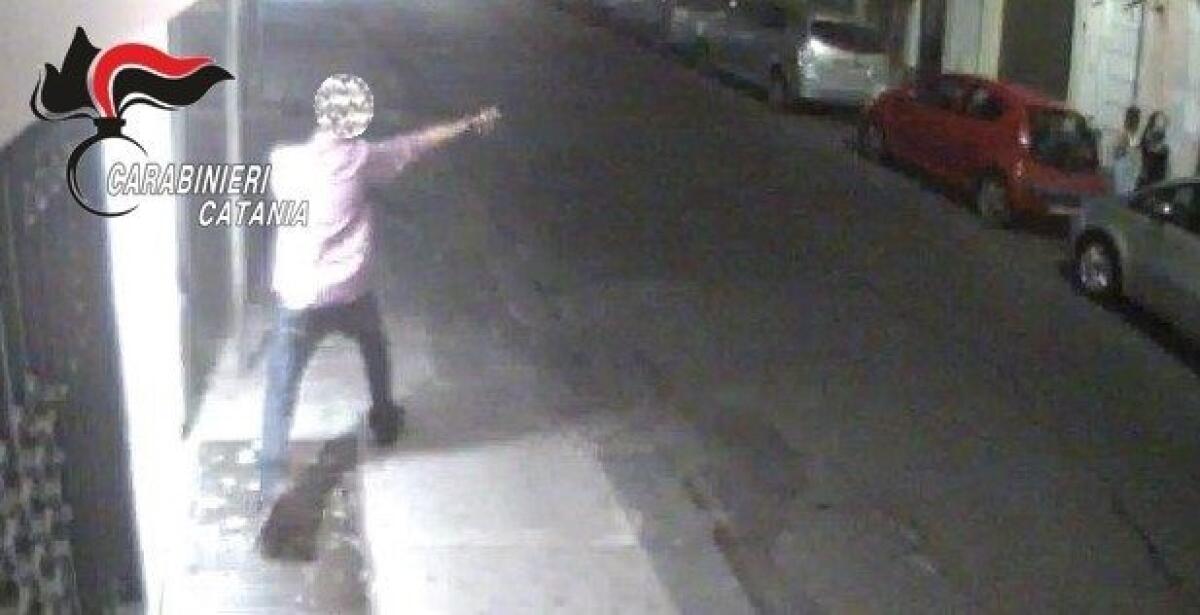 PATERNÒ, TENTA DI FAR ESPLODERE UN BANCOMAT CON UN PETARDO: DENUNCIATO - 