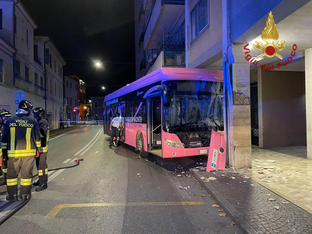 PAURA A MESTRE IERI SERA, BUS SBANDA E FINISCE CONTRO UN PILONE, 15 FERITI (È LA STESSA SOCIETÀ' DELLA STRAGE) - 