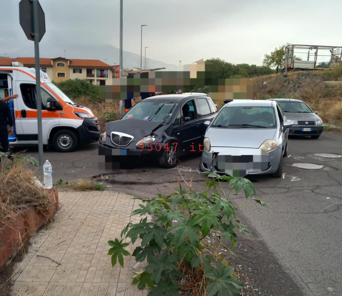 PATERNÒ VIOLENTO SCONTRO TRA DUE AUTO: TRE FERITI, UNO TRASPORTATO IN OSPEDALE - 