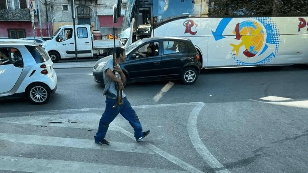 PAURA OGGI A PALERMO, UOMO CON DISAGIO PSICHICO GIRA CON FUCILE GIOCATTOLO NEL CENTRO - 