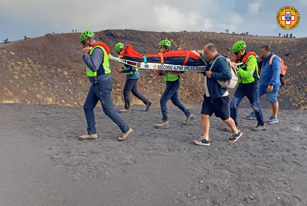 ETNA: SI FA MALE TURISTA RUMENA, SOCCORSA LUNGO IL SENTIERO DEL CRATERE SILVESTRI - 