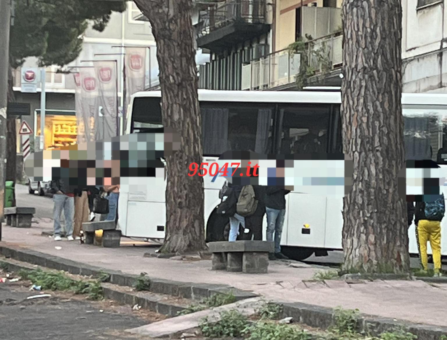 PATERNO': PARCHEGGIO SELVAGGIO, L'AUTOBUS NON PUÒ GIRARE, DISAGI PER I PENDOLARI E TRAFFICO IN TILT. LE FOTO