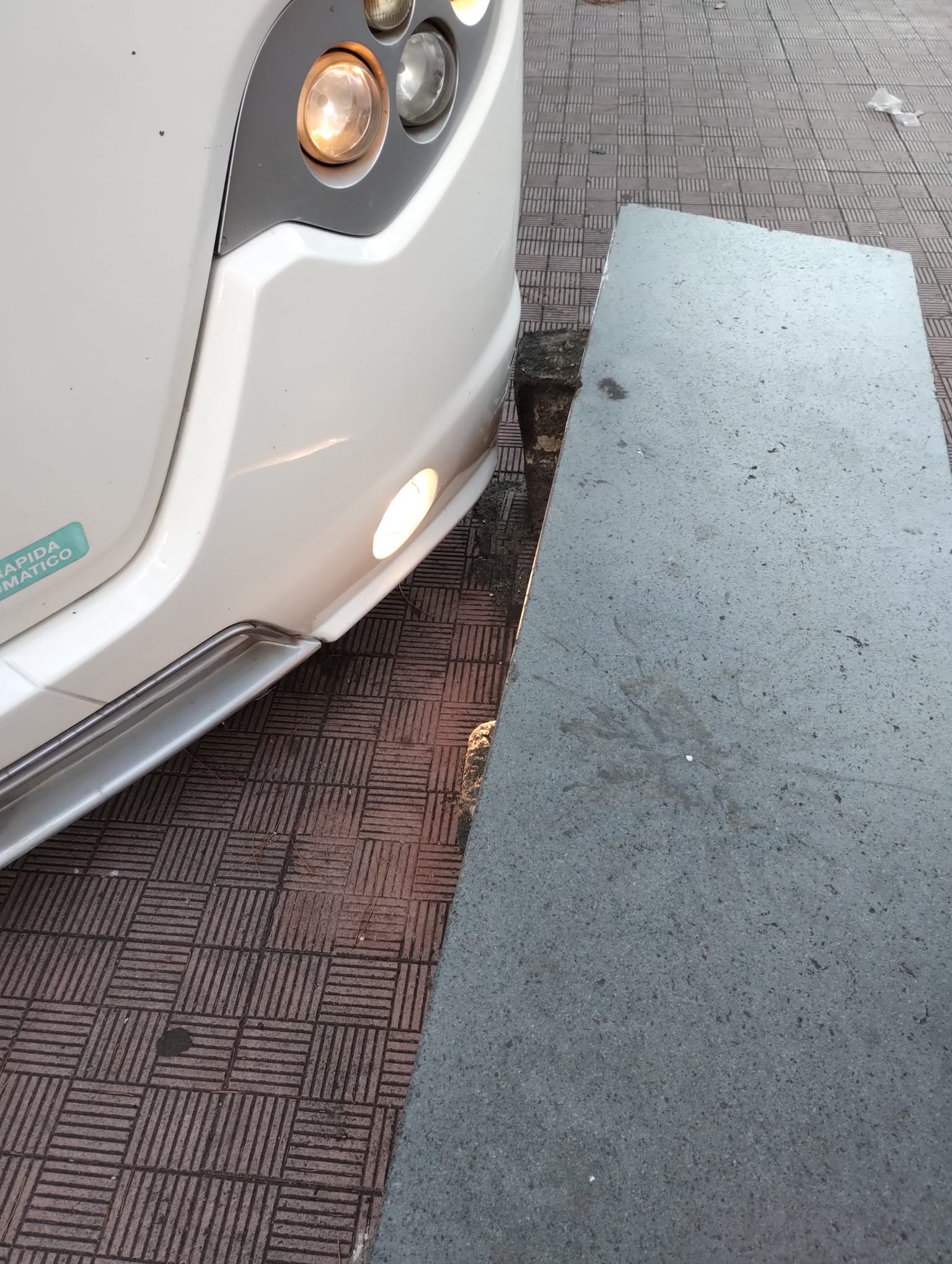 PATERNO': PARCHEGGIO SELVAGGIO, L'AUTOBUS NON PUÒ GIRARE, DISAGI PER I PENDOLARI E TRAFFICO IN TILT. LE FOTO