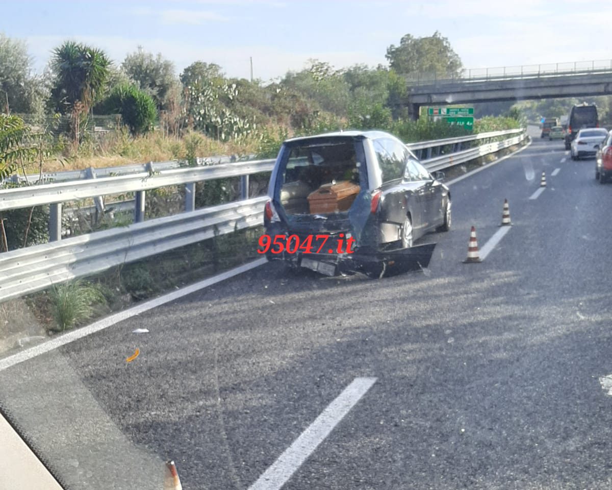 INCIDENTE INSOLITO LUNGO L'AUTOSTRADA CATANIA-MESSINA COINVOLGE CARRO FUNEBRE