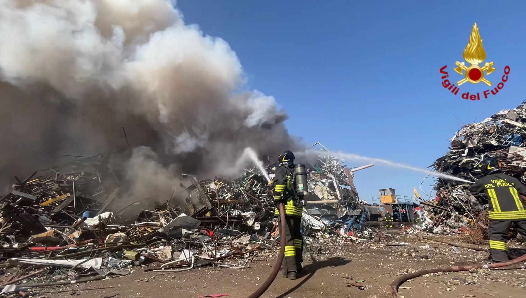 CATANIA. INCENDIO DEPOSITO PER LA RACCOLTA DEI METALLI: 20 VIGILI DEL FUOCO AL LAVORO