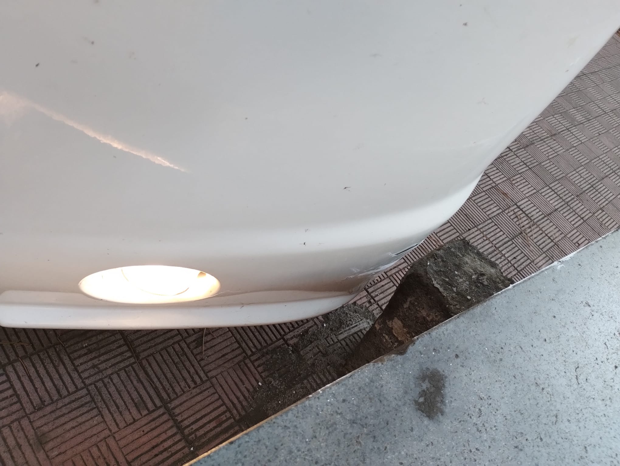 PATERNO': PARCHEGGIO SELVAGGIO, L'AUTOBUS NON PUÒ GIRARE, DISAGI PER I PENDOLARI E TRAFFICO IN TILT. LE FOTO