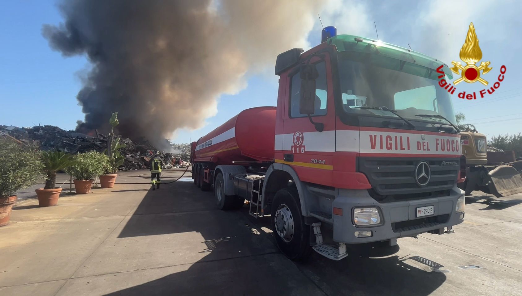 CATANIA. INCENDIO DEPOSITO PER LA RACCOLTA DEI METALLI: 20 VIGILI DEL FUOCO AL LAVORO