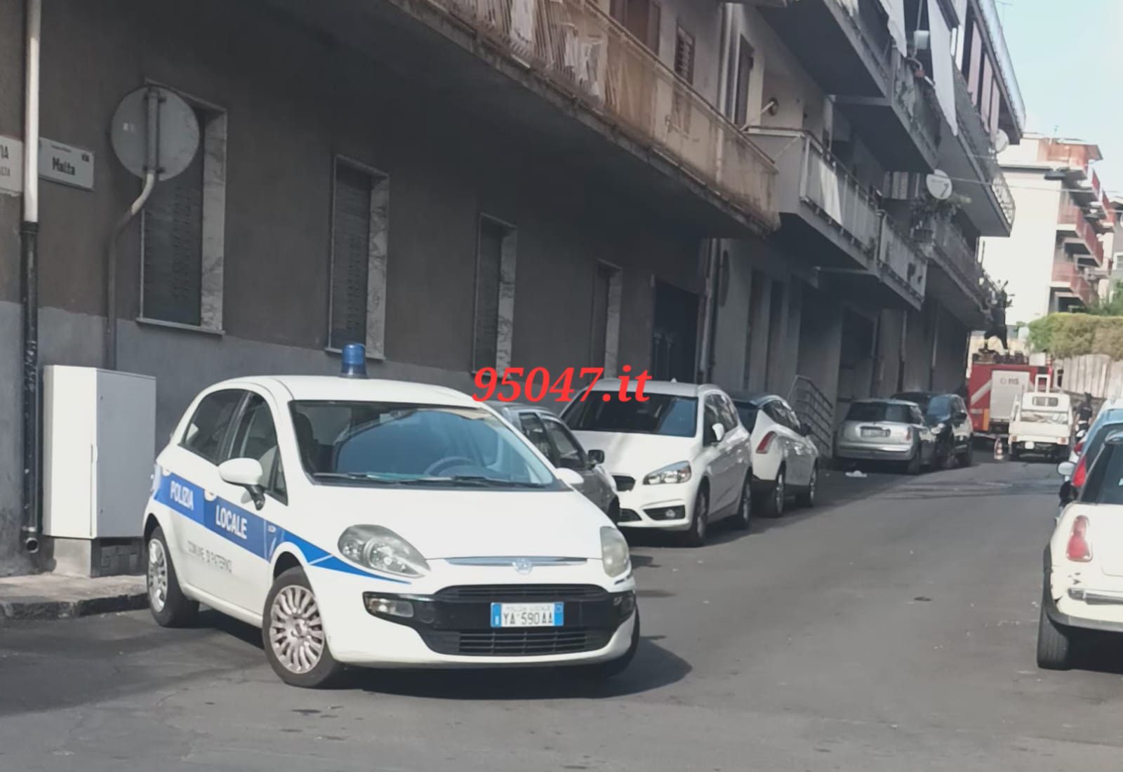 PATERNO’: CADONO CALCINACCI DAL BALCONE IN VIA MALTA, INTERVENTO DEI VIGILI DEL FUOCO