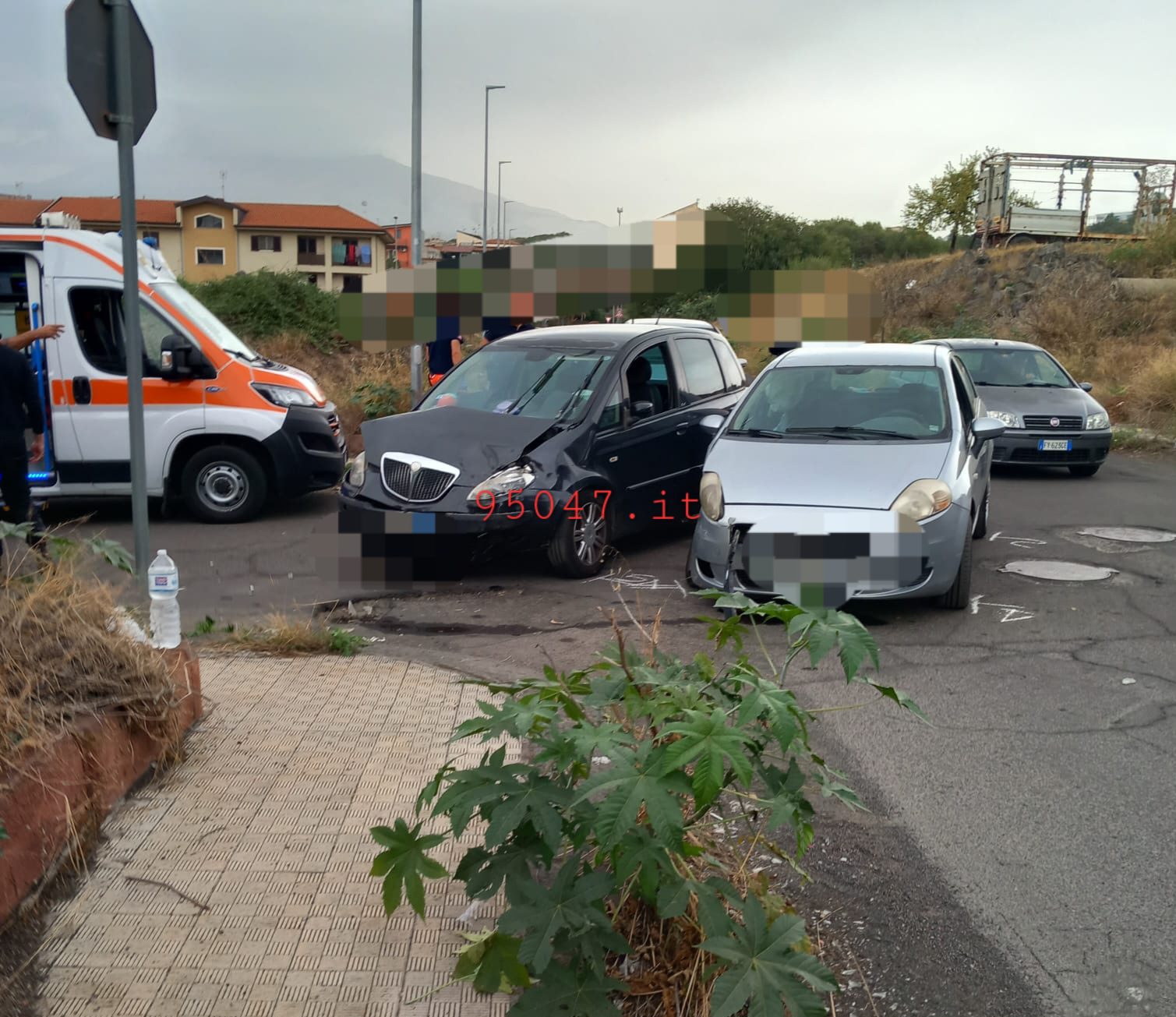 PATERNÒ VIOLENTO SCONTRO TRA DUE AUTO: TRE FERITI, UNO TRASPORTATO IN OSPEDALE