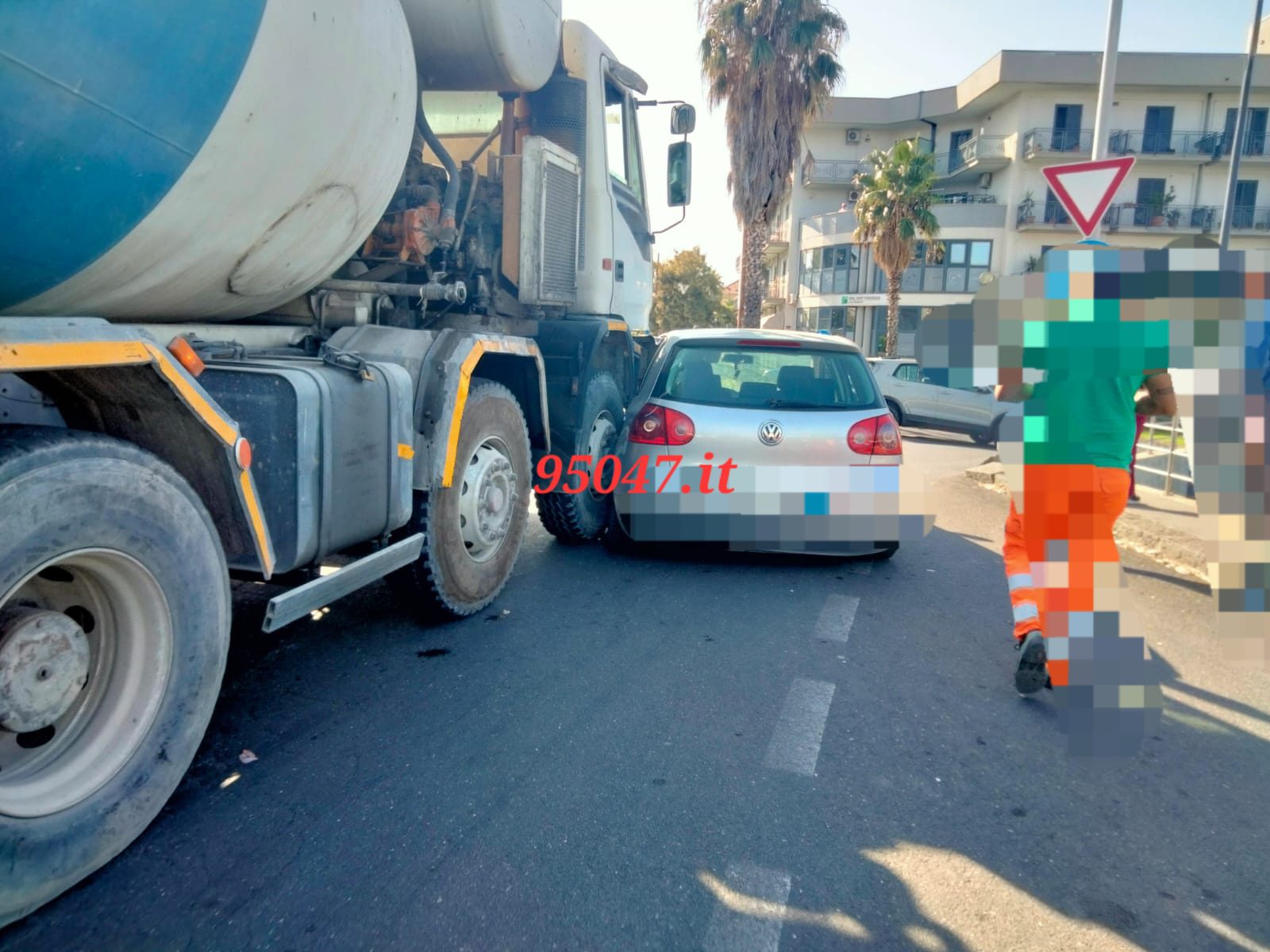 PATERNÒ. ENNESIMO INCIDENTE IN CITTA. SCONTRO AUTO BETONIERA