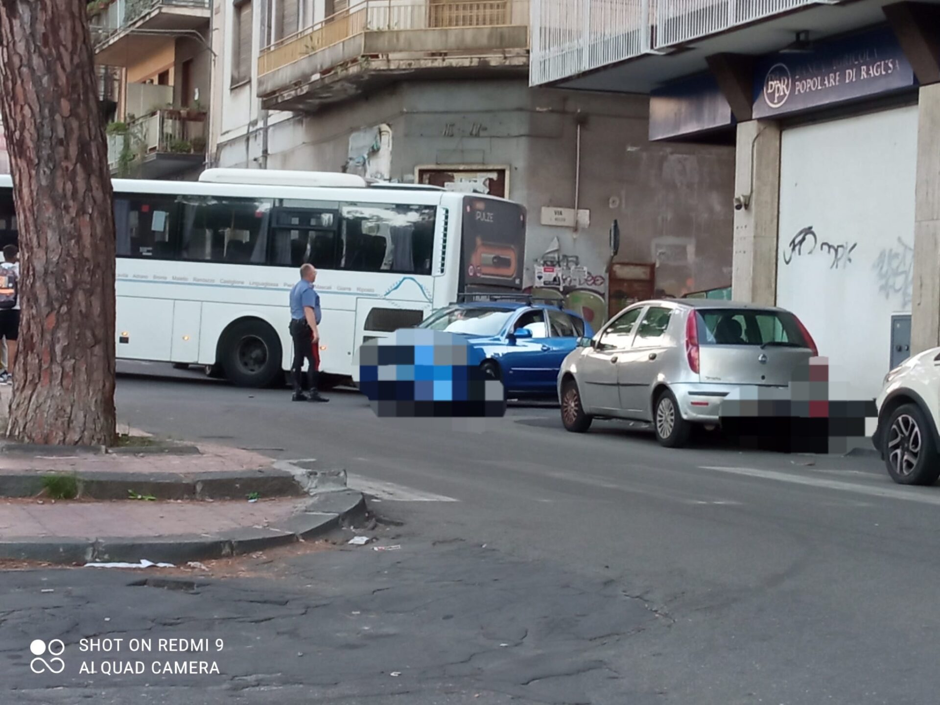 PATERNO': PARCHEGGIO SELVAGGIO, L'AUTOBUS NON PUÒ GIRARE, DISAGI PER I PENDOLARI E TRAFFICO IN TILT. LE FOTO