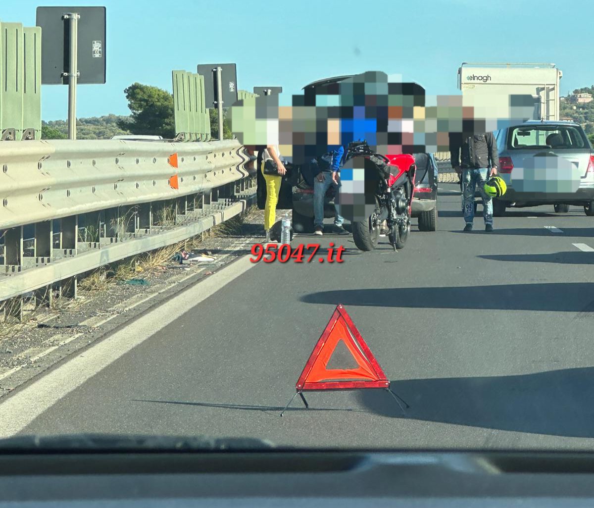 ENNESIMO INCIDENTE SULLA SS121, SCONTRO MOTO AUTO, SOCCORSI SUL POSTO