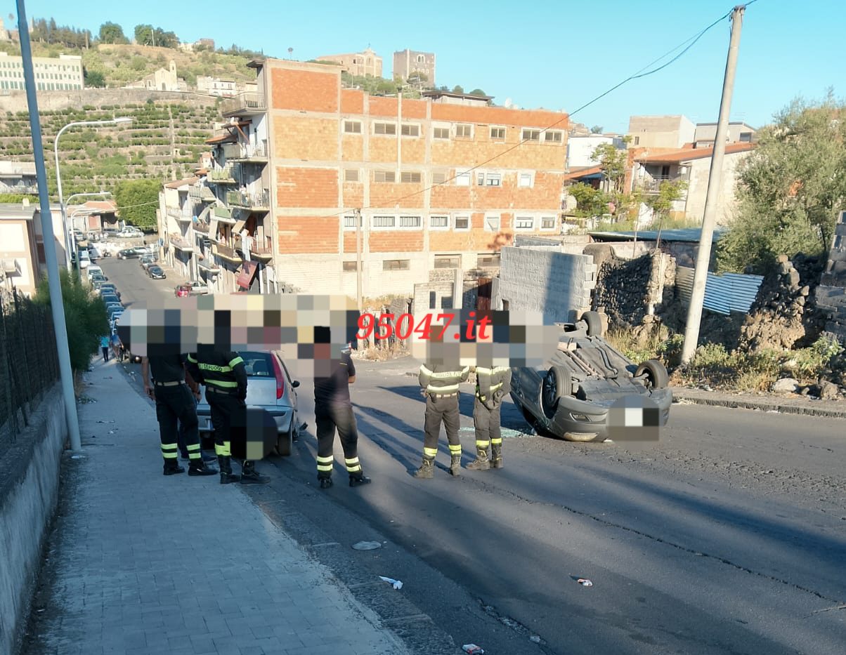 PATERNO'. SBATTE CONTRO UN’AUTO IN SOSTA E SI RIBALTA, FERITA 62ENNE