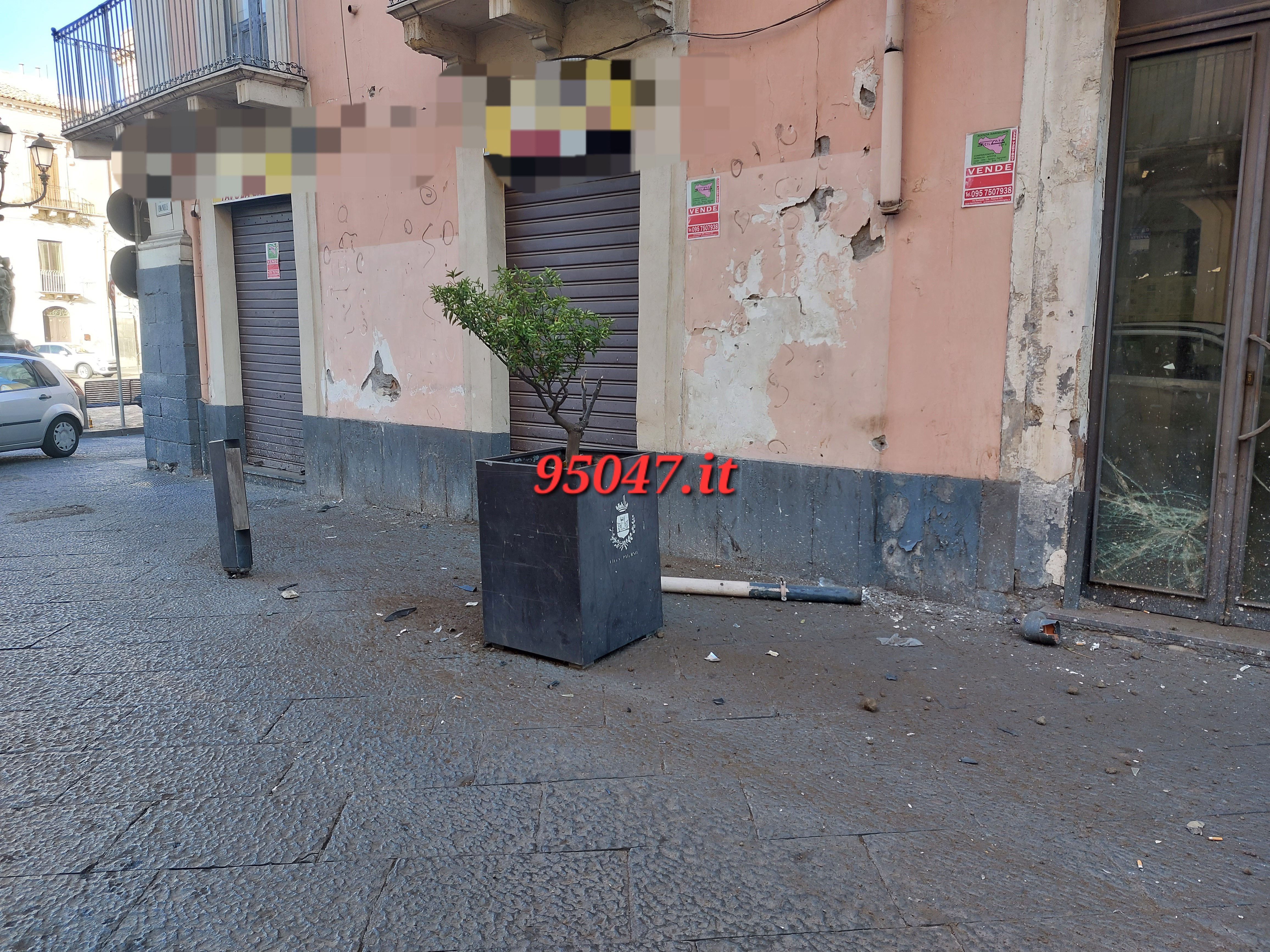 PATERNÒ. FA UN INCIDENTE NELLA CENTRALISSIMA VITTORIO EMANUELE E ABBANDONA L'AUTO