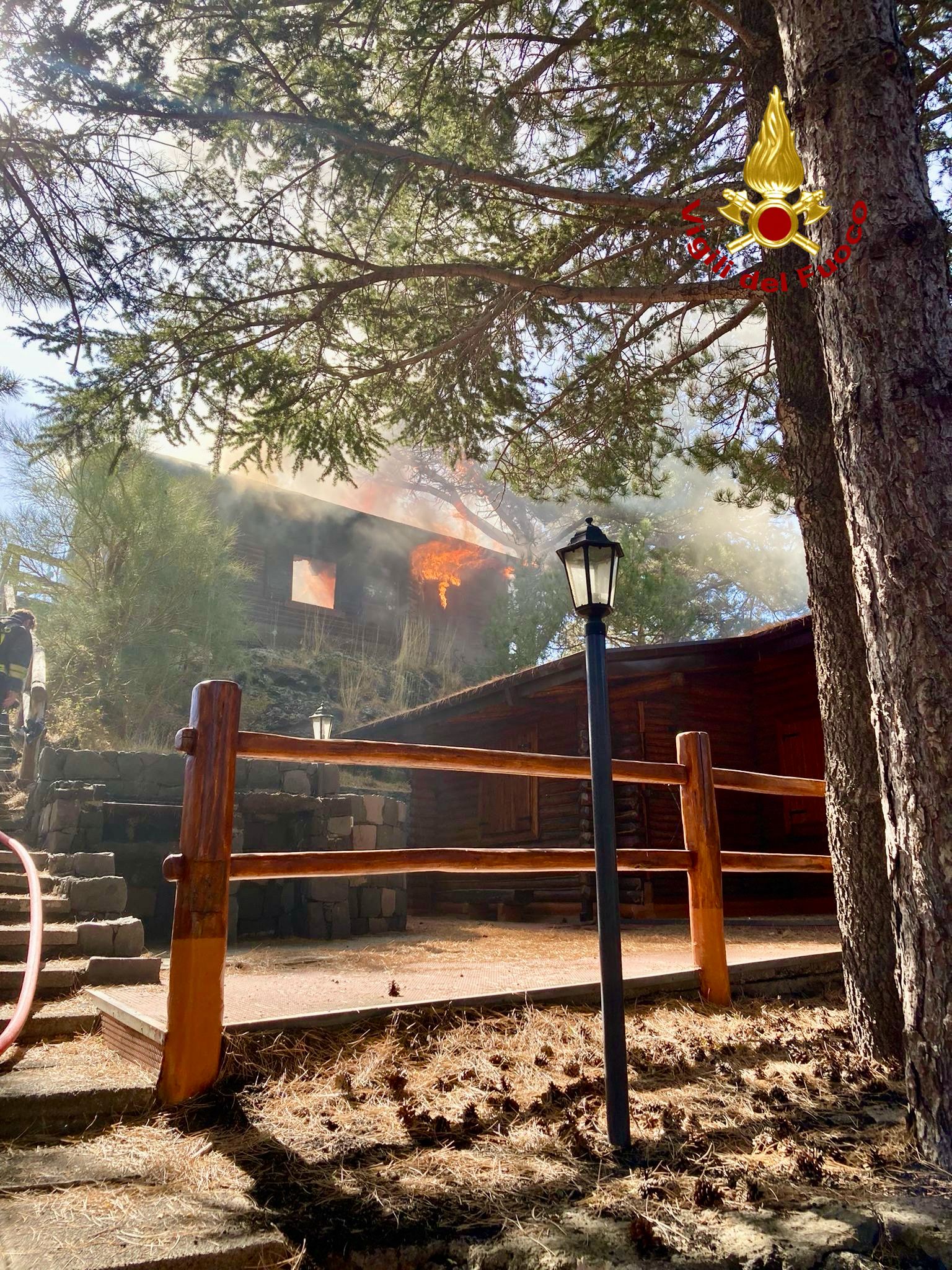 INCENDIO A RAGALNA: A FUOCO CHALET A PIANO VETORE - ETNA SUD