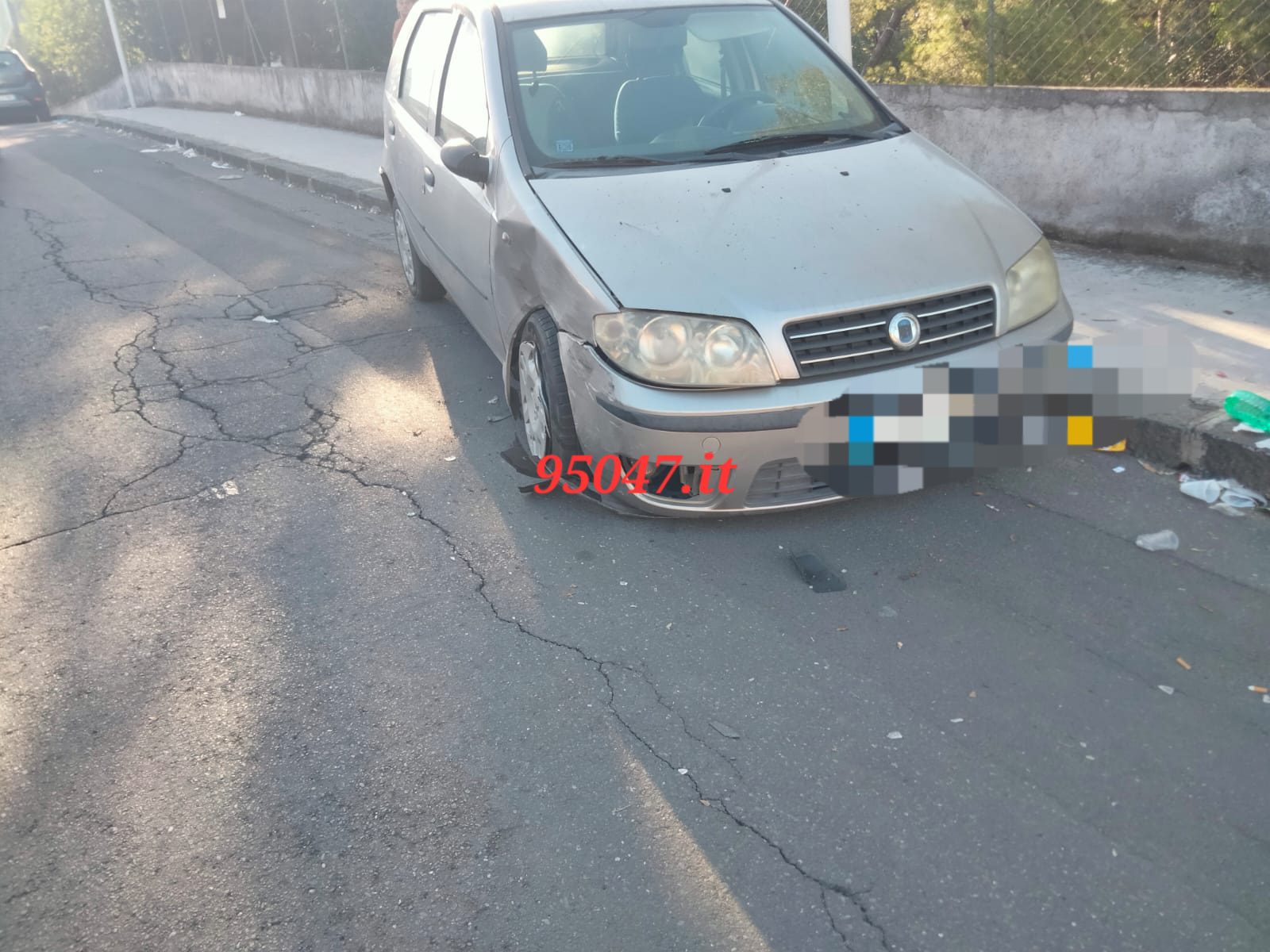 PATERNO'. SBATTE CONTRO UN’AUTO IN SOSTA E SI RIBALTA, FERITA 62ENNE