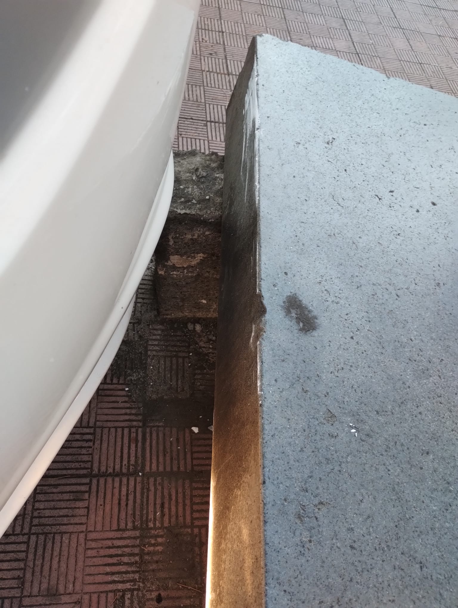 PATERNO': PARCHEGGIO SELVAGGIO, L'AUTOBUS NON PUÒ GIRARE, DISAGI PER I PENDOLARI E TRAFFICO IN TILT. LE FOTO