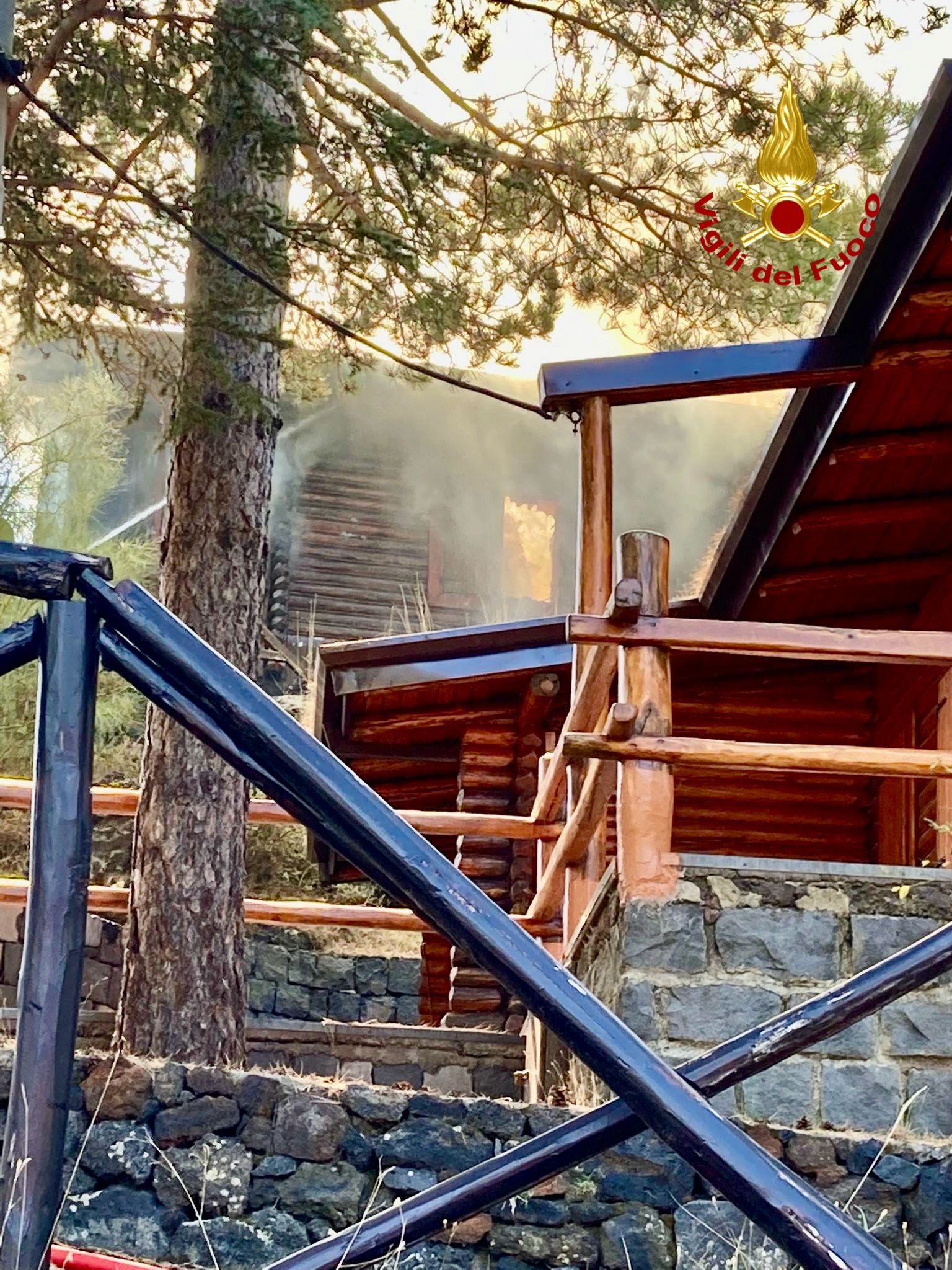 INCENDIO A RAGALNA: A FUOCO CHALET A PIANO VETORE - ETNA SUD