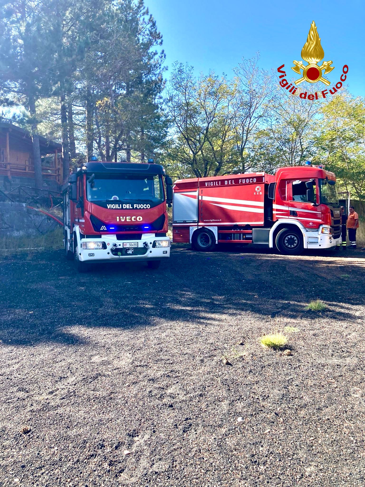 INCENDIO A RAGALNA: A FUOCO CHALET A PIANO VETORE - ETNA SUD