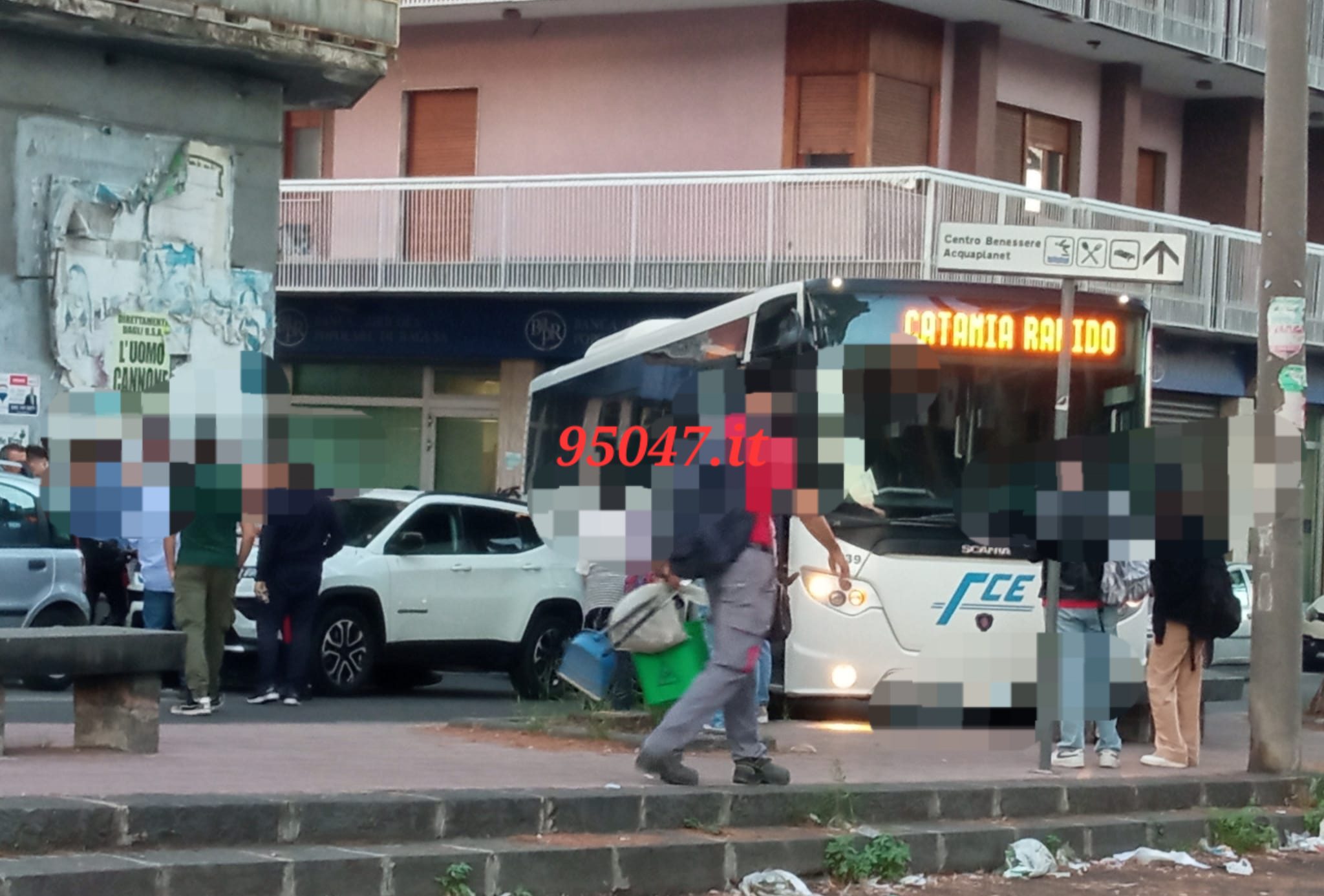 PATERNO': PARCHEGGIO SELVAGGIO, L'AUTOBUS NON PUÒ GIRARE, DISAGI PER I PENDOLARI E TRAFFICO IN TILT. LE FOTO