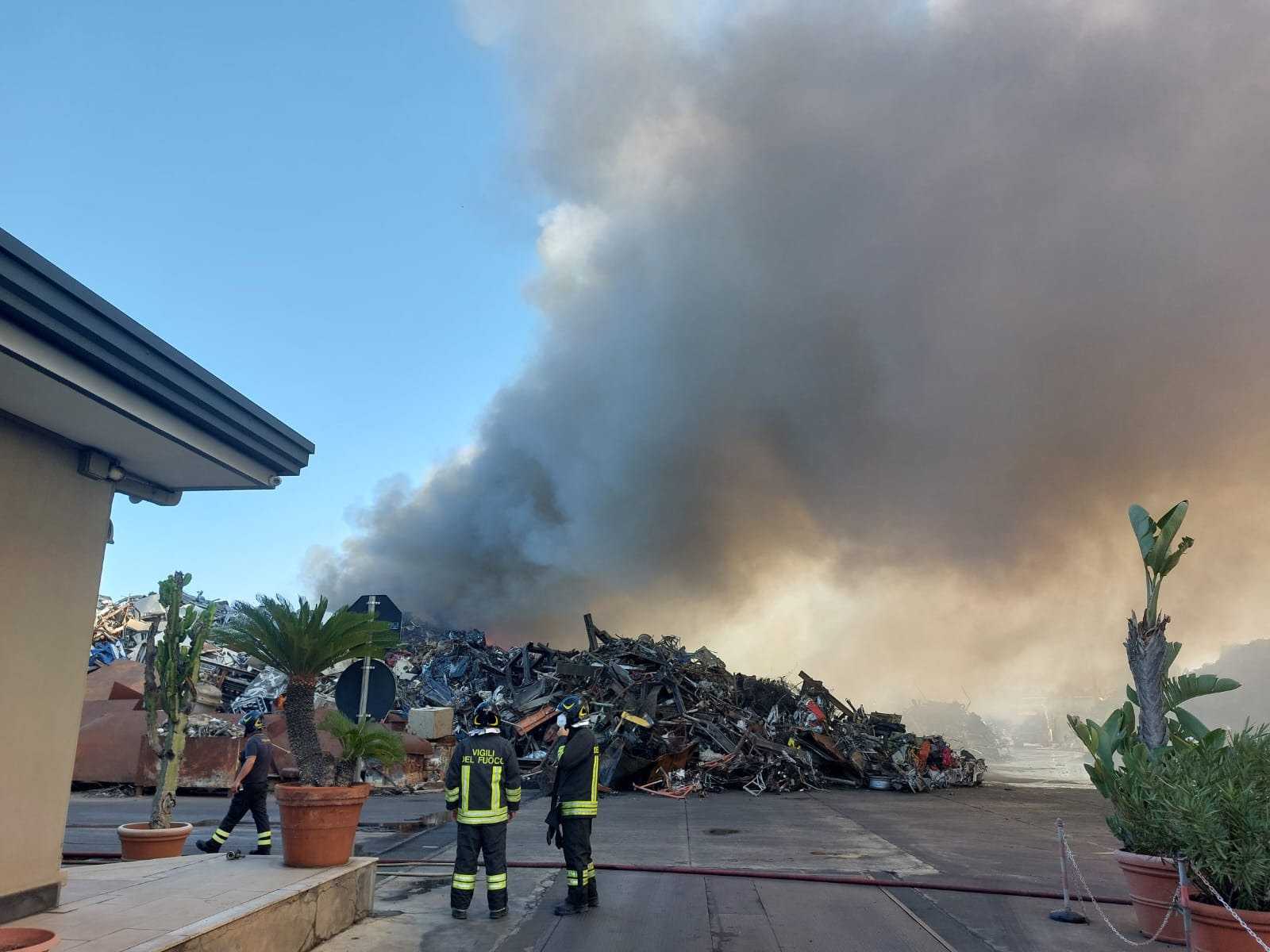 CATANIA. INCENDIO DEPOSITO PER LA RACCOLTA DEI METALLI: 20 VIGILI DEL FUOCO AL LAVORO
