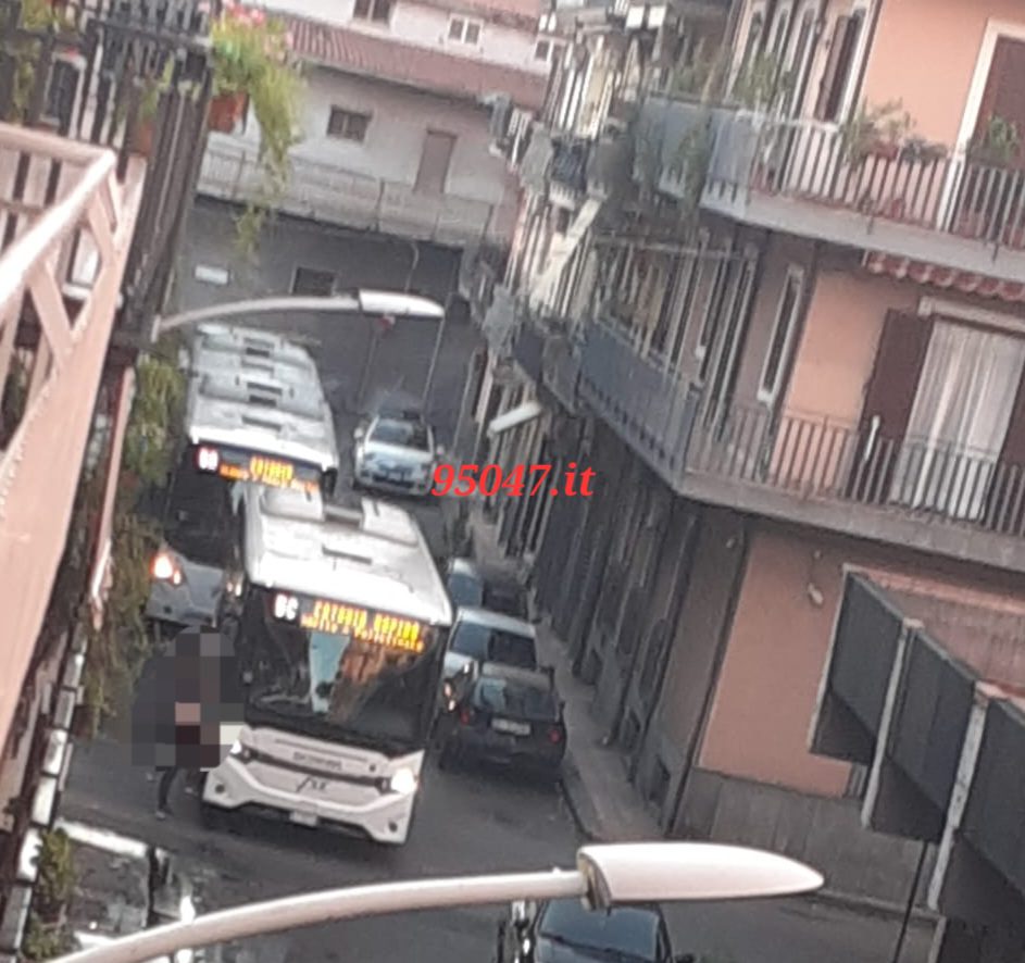 PATERNO': PARCHEGGIO SELVAGGIO, L'AUTOBUS NON PUÒ GIRARE, DISAGI PER I PENDOLARI E TRAFFICO IN TILT. LE FOTO