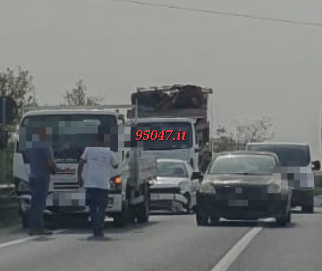 INCIDENTE SULLA SUPERSTRADA 284 NEI PRESSI SVINCOLO PATERNÒ: NESSUN FERITO E CODE