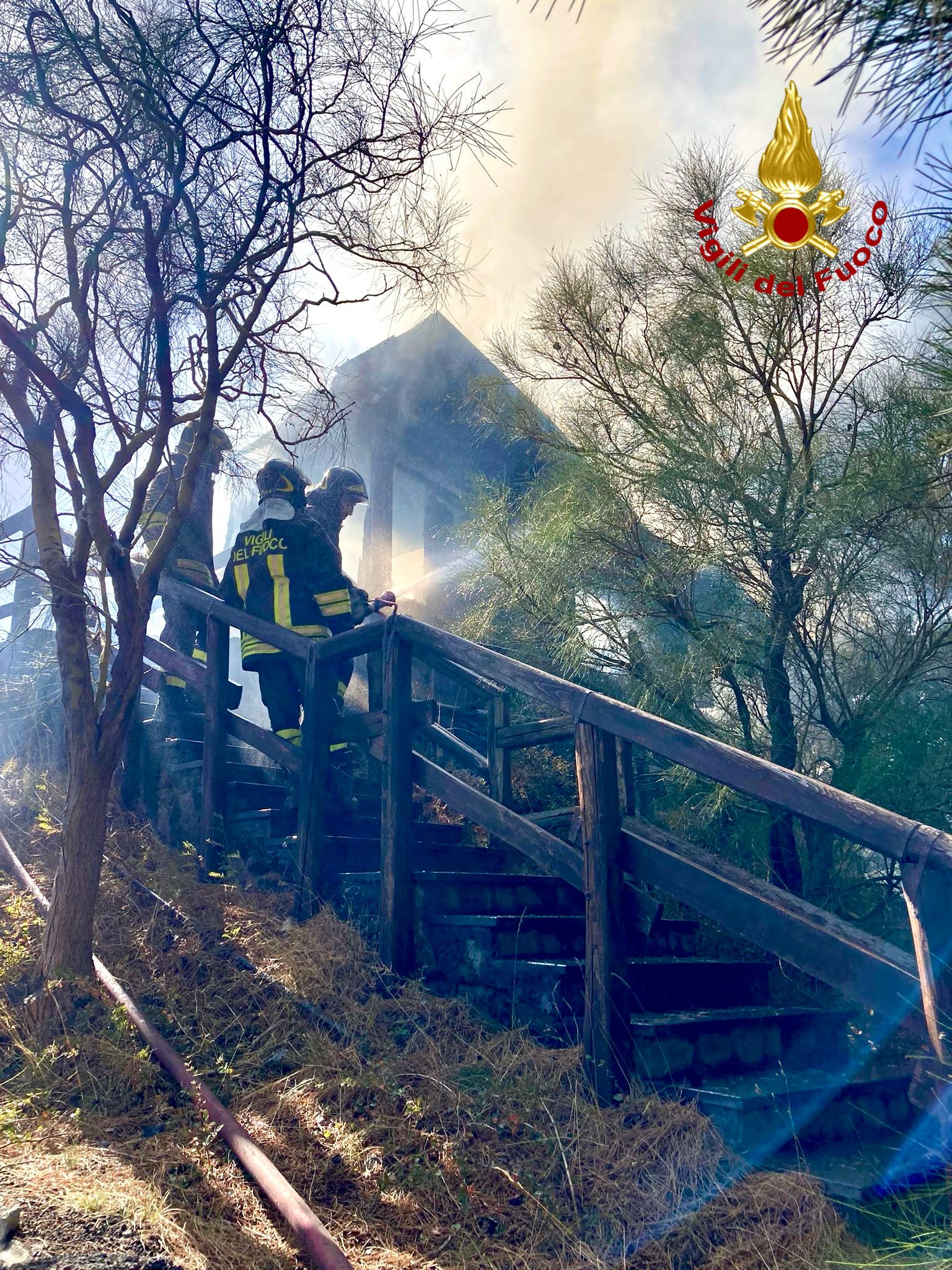 INCENDIO A RAGALNA: A FUOCO CHALET A PIANO VETORE - ETNA SUD