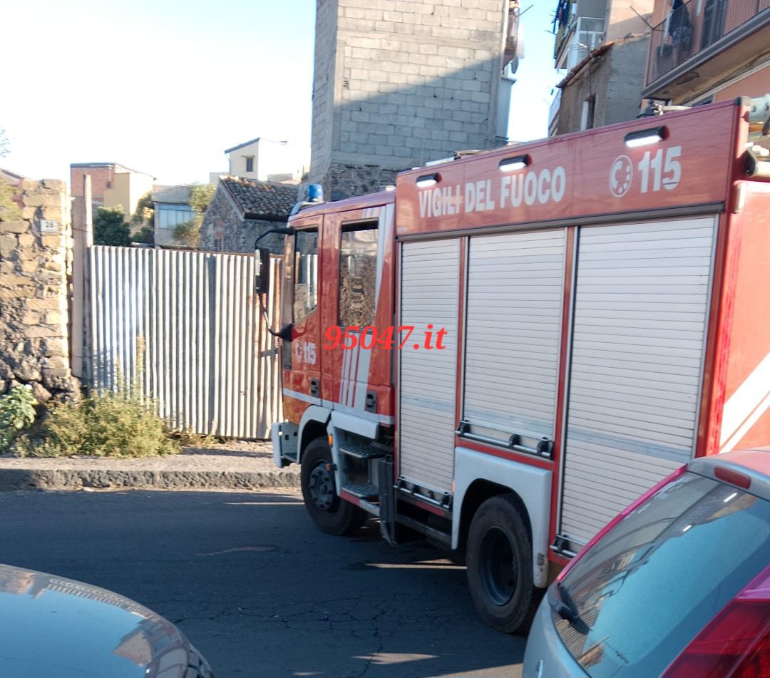 PATERNO'. SBATTE CONTRO UN’AUTO IN SOSTA E SI RIBALTA, FERITA LA CONDUCENTE