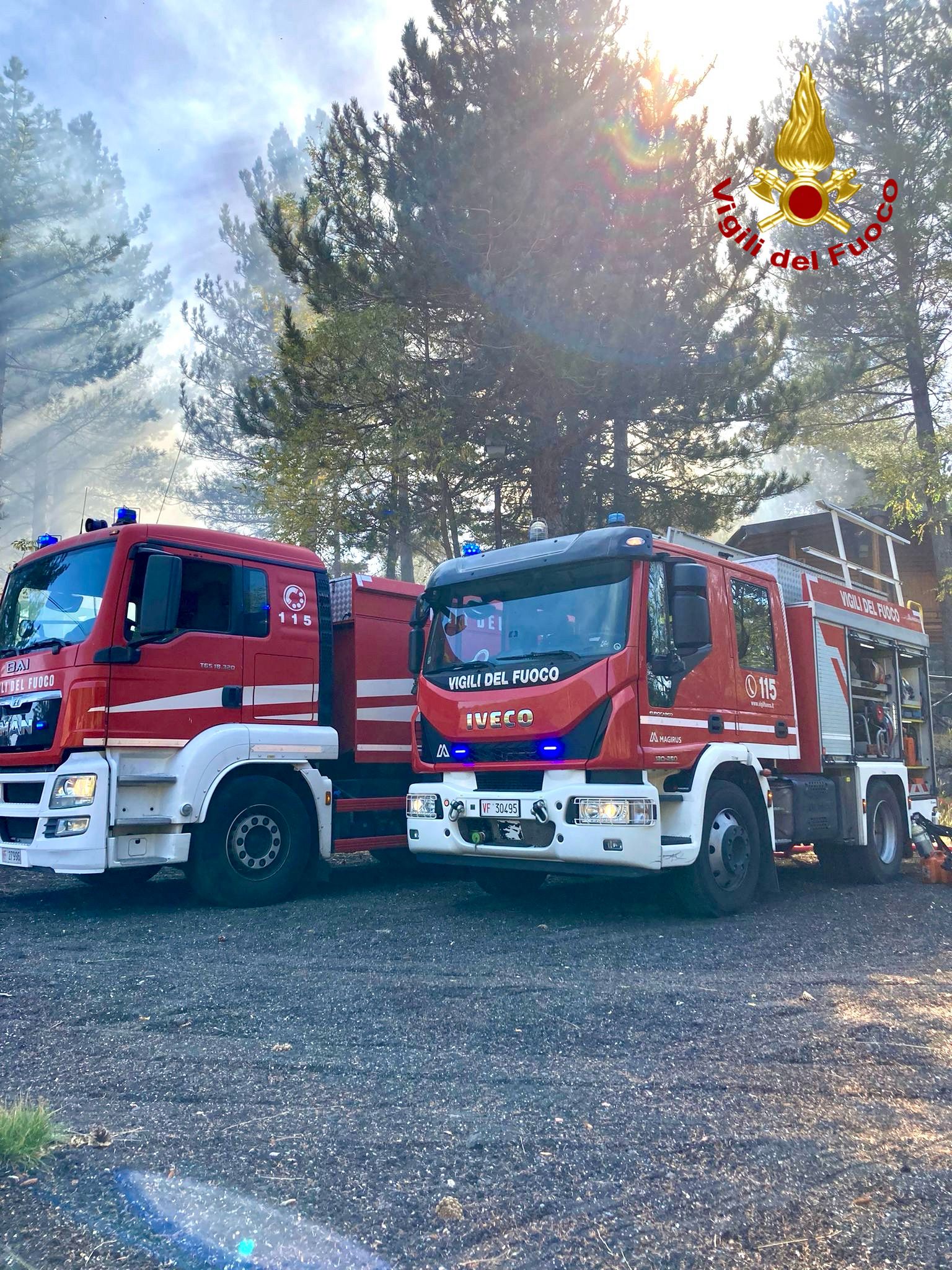 INCENDIO A RAGALNA: A FUOCO CHALET A PIANO VETORE - ETNA SUD