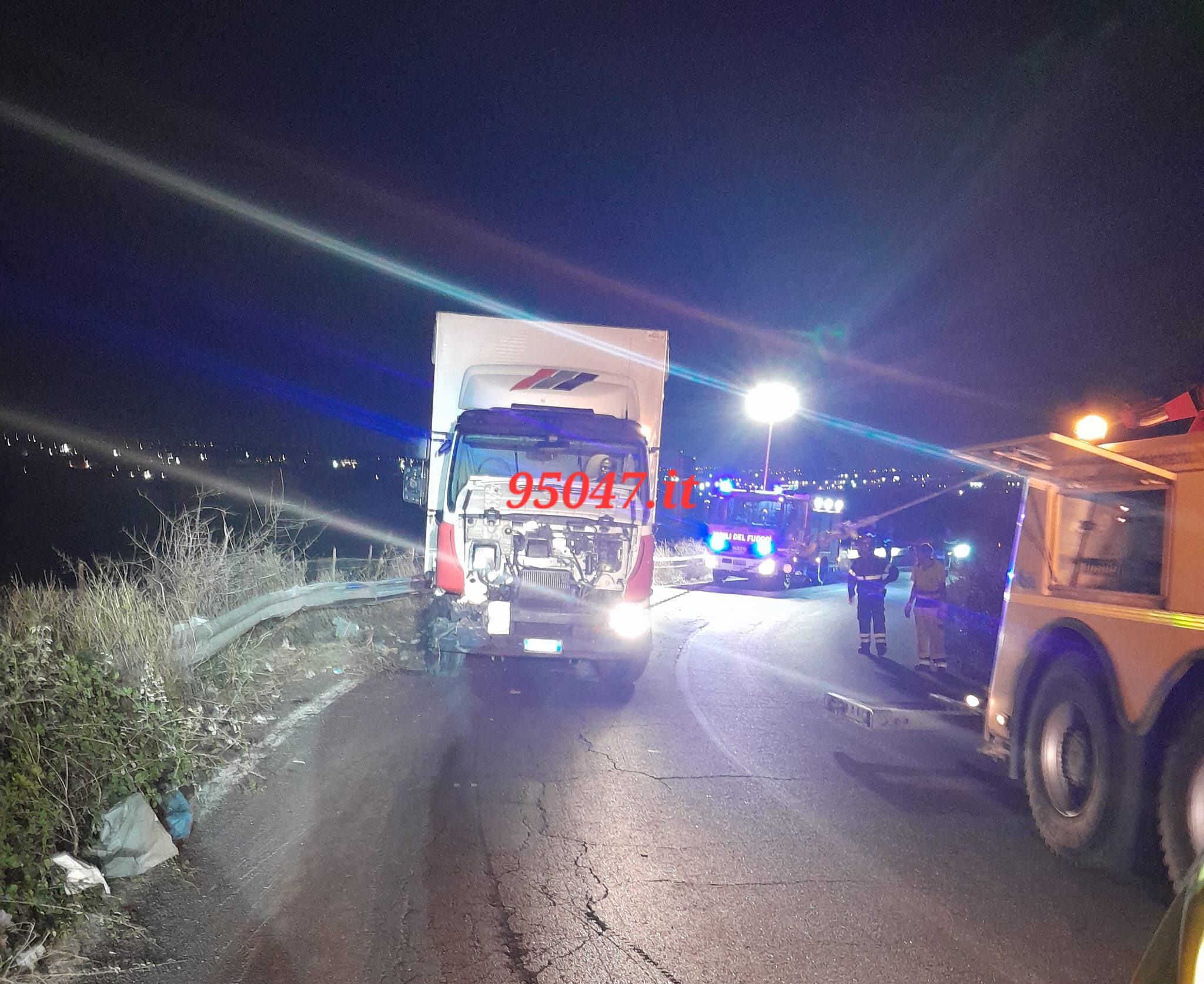 BELPASSO. CAMION CONTRO IL GUARDRAIL, ILLESI I PASSEGGERI