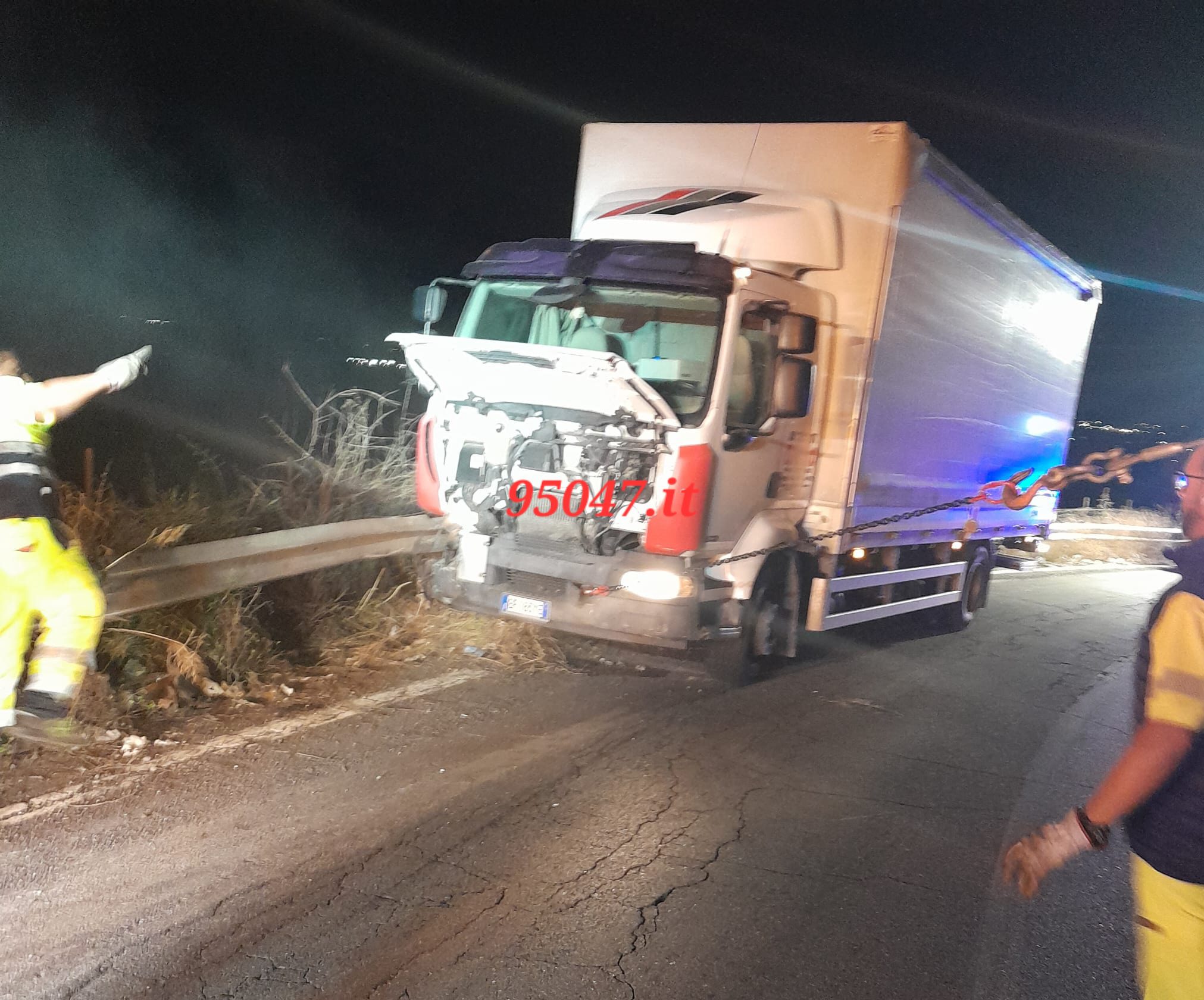 BELPASSO. CAMION CONTRO IL GUARDRAIL, ILLESI I PASSEGGERI