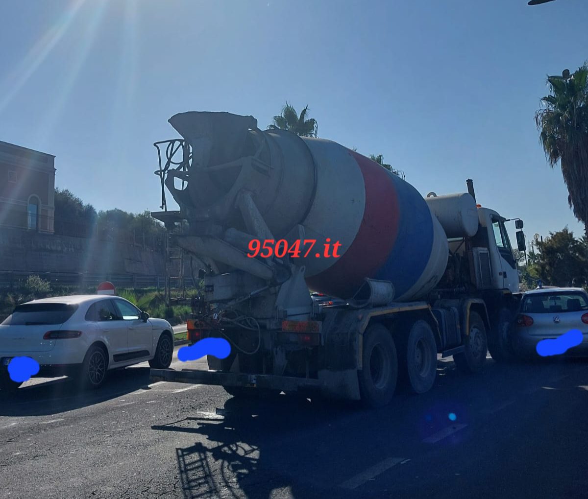 PATERNÒ. ENNESIMO INCIDENTE IN CITTA. SCONTRO AUTO BETONIERA