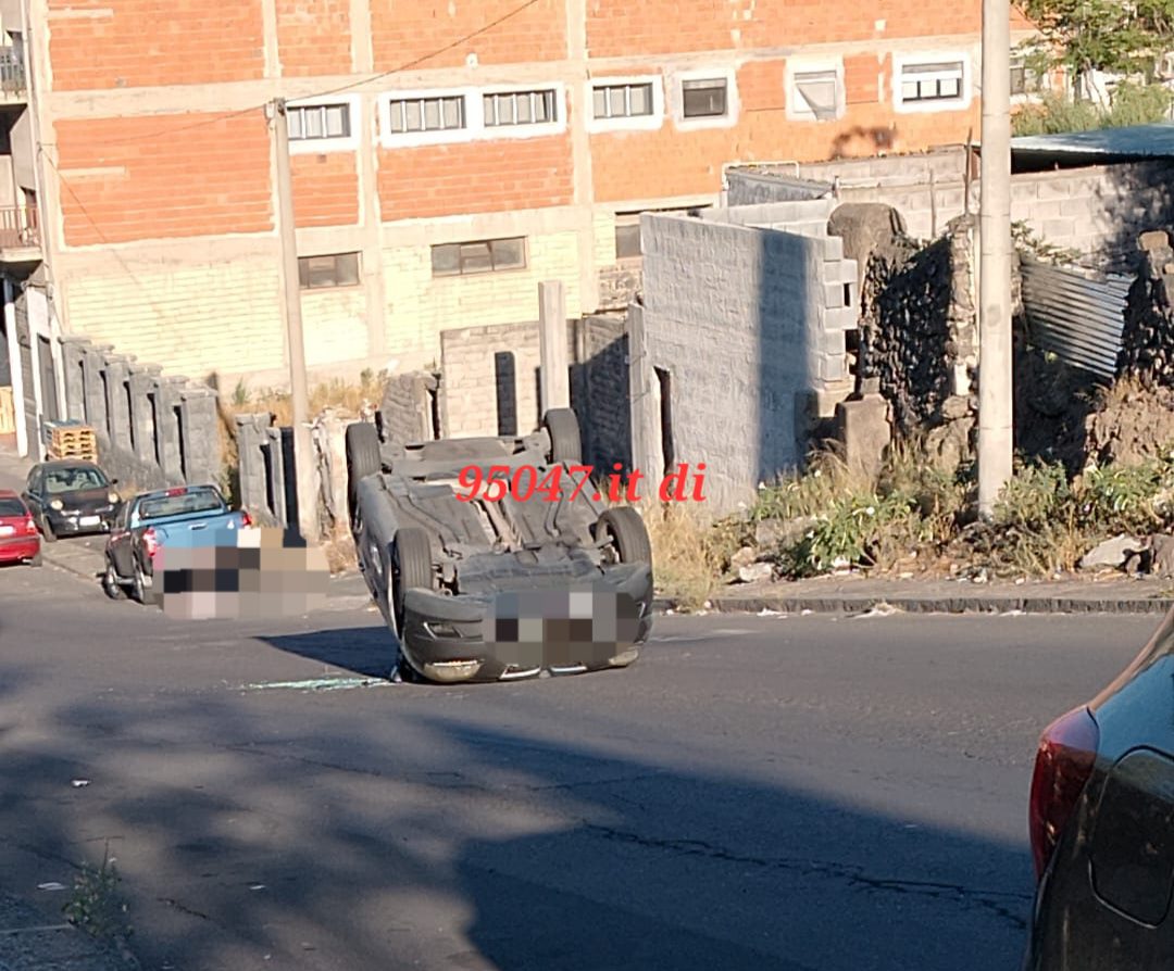 PATERNO'. SBATTE CONTRO UN’AUTO IN SOSTA E SI RIBALTA, FERITA LA CONDUCENTE