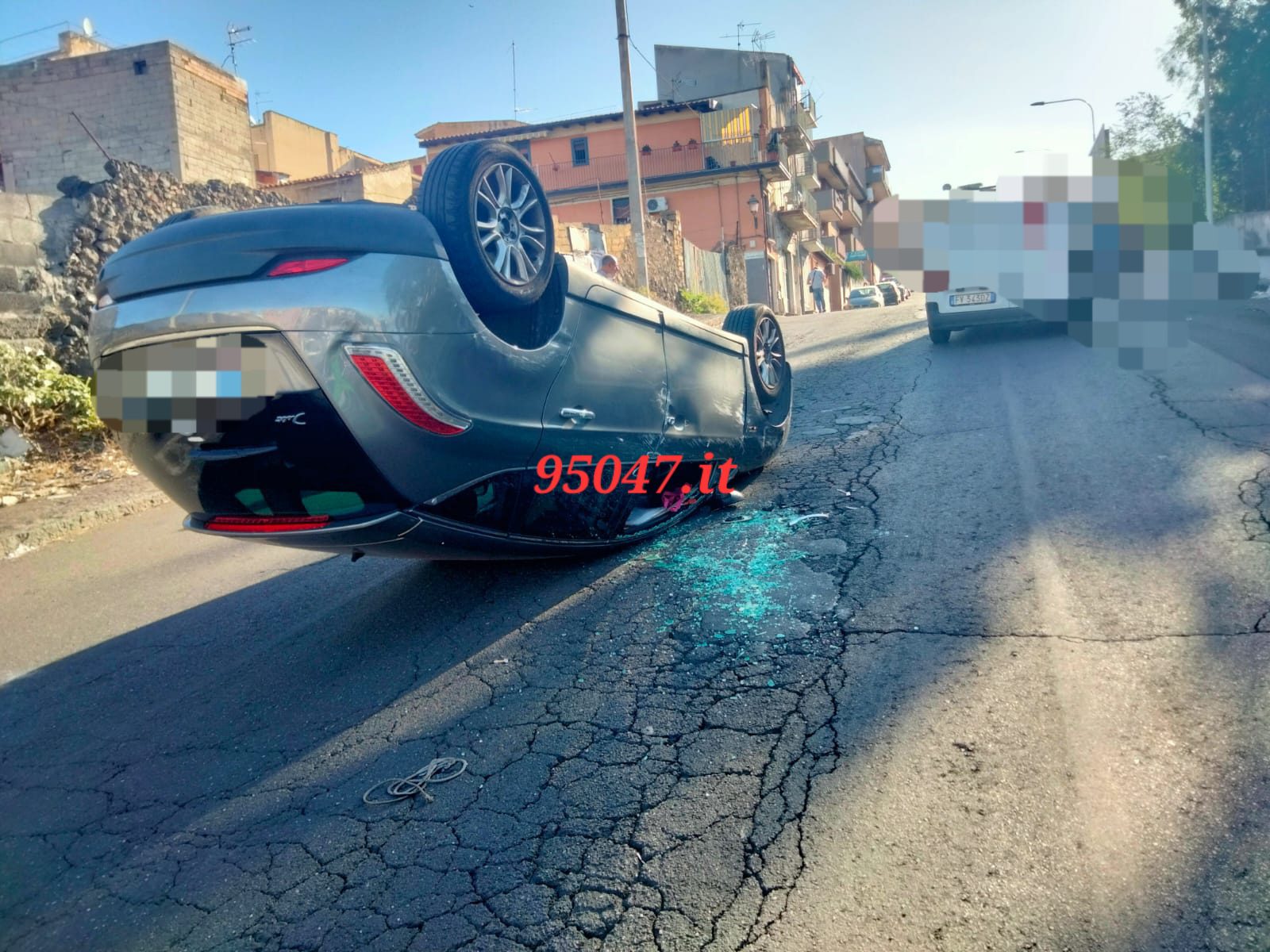 PATERNO'. SBATTE CONTRO UN’AUTO IN SOSTA E SI RIBALTA, FERITA LA CONDUCENTE