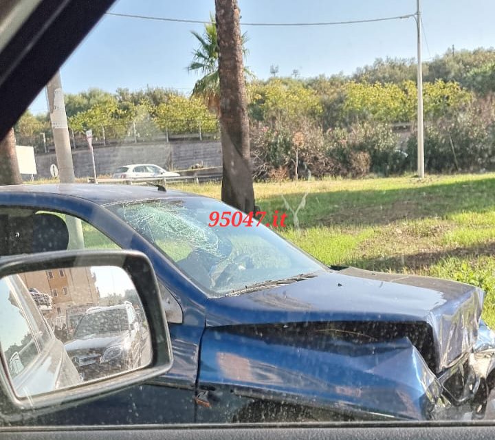 PATERNO'. OGGI IN CITTÀ: DUE INCIDENTI E AUTOBUS BLOCCATO A CAUSA DI PARCHEGGIO SELVAGGIO