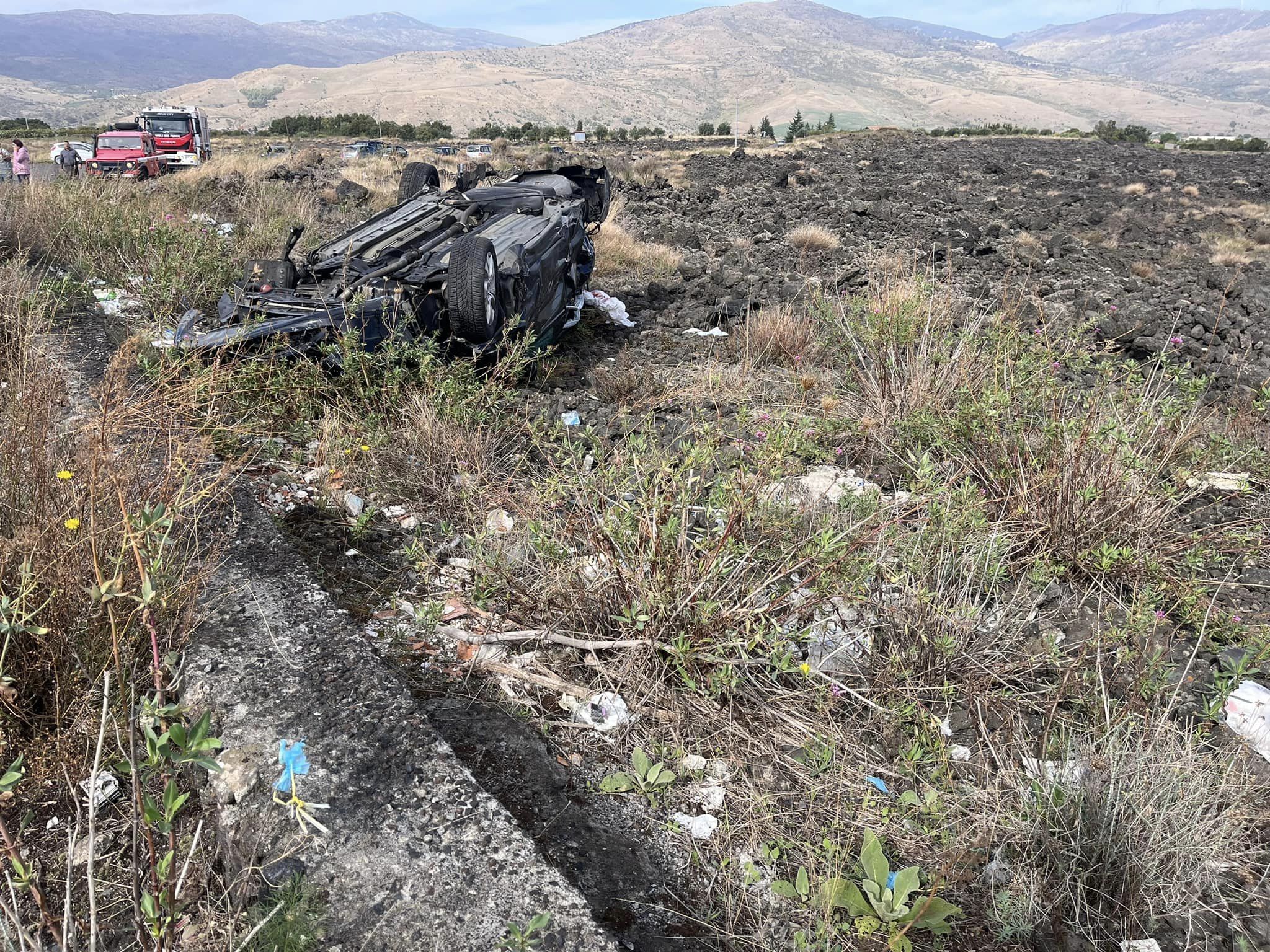 RANDAZZO, VIOLENTO SCONTRO FRA DUE AUTO: UNA VA FUORI STRADA E SI RIBALTA, GRAVE VENTISETTENNE