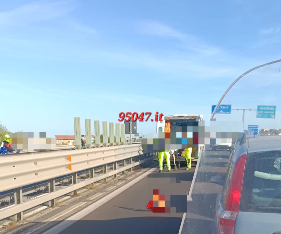 ENNESIMO INCIDENTE SULLA SS121, SCONTRO MOTO AUTO, SOCCORSI SUL POSTO