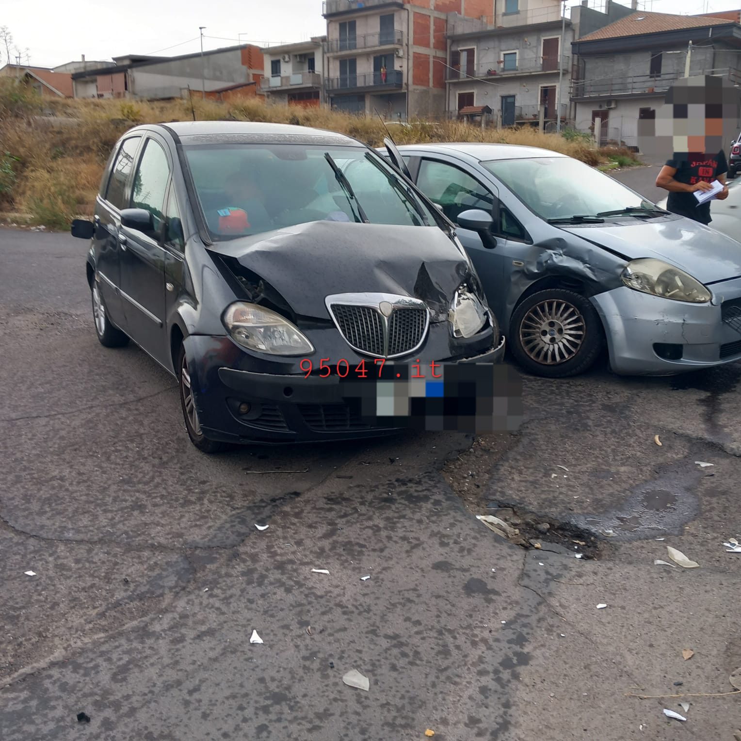 PATERNÒ VIOLENTO SCONTRO TRA DUE AUTO: TRE FERITI, UNO TRASPORTATO IN OSPEDALE