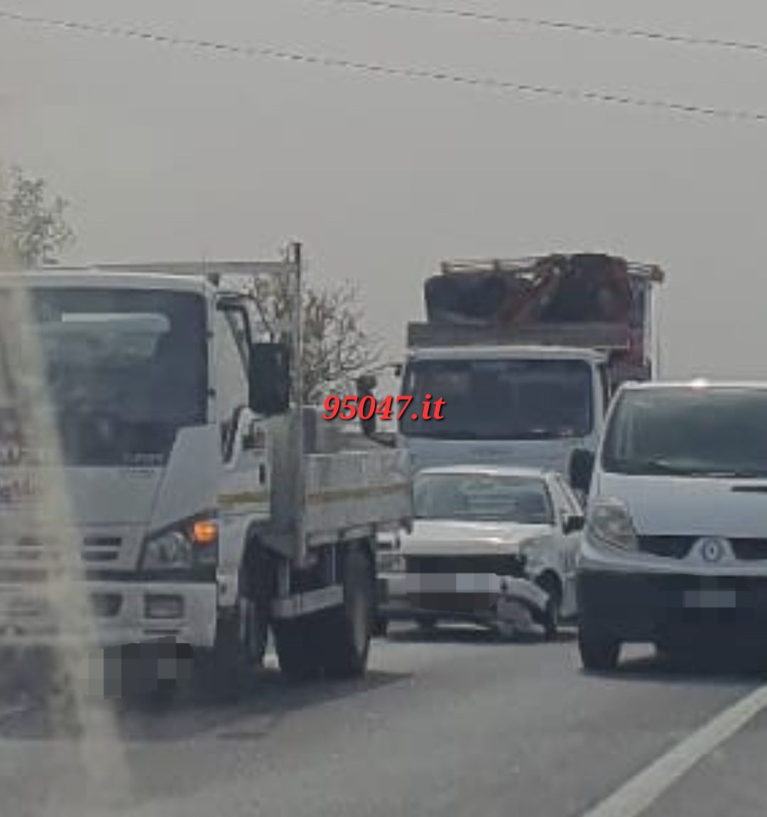 INCIDENTE SULLA SUPERSTRADA 284 NEI PRESSI SVINCOLO PATERNÒ: NESSUN FERITO E CODE