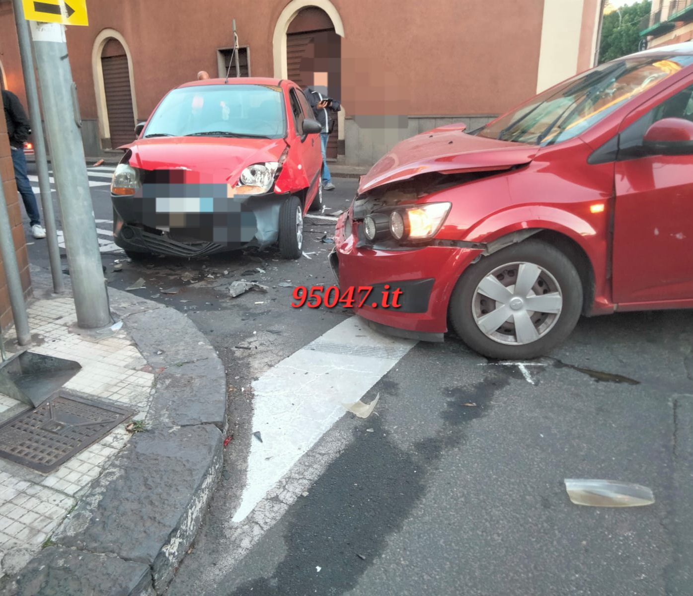 TREMESTIERI ETNEO. SCONTRO TRA TRE AUTO , UNA FINISCE CONTRO UN GARAGE