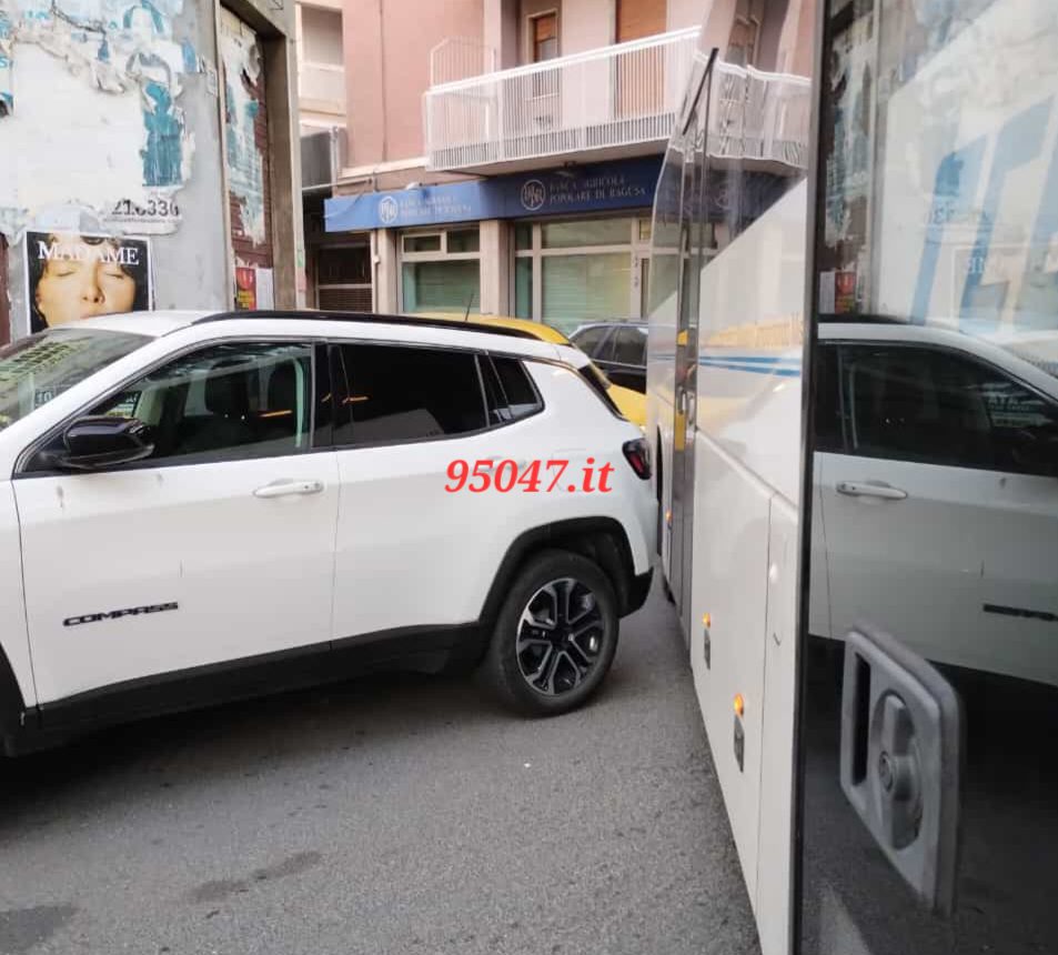 PATERNO': PARCHEGGIO SELVAGGIO, L'AUTOBUS NON PUÒ GIRARE, DISAGI PER I PENDOLARI E TRAFFICO IN TILT. LE FOTO