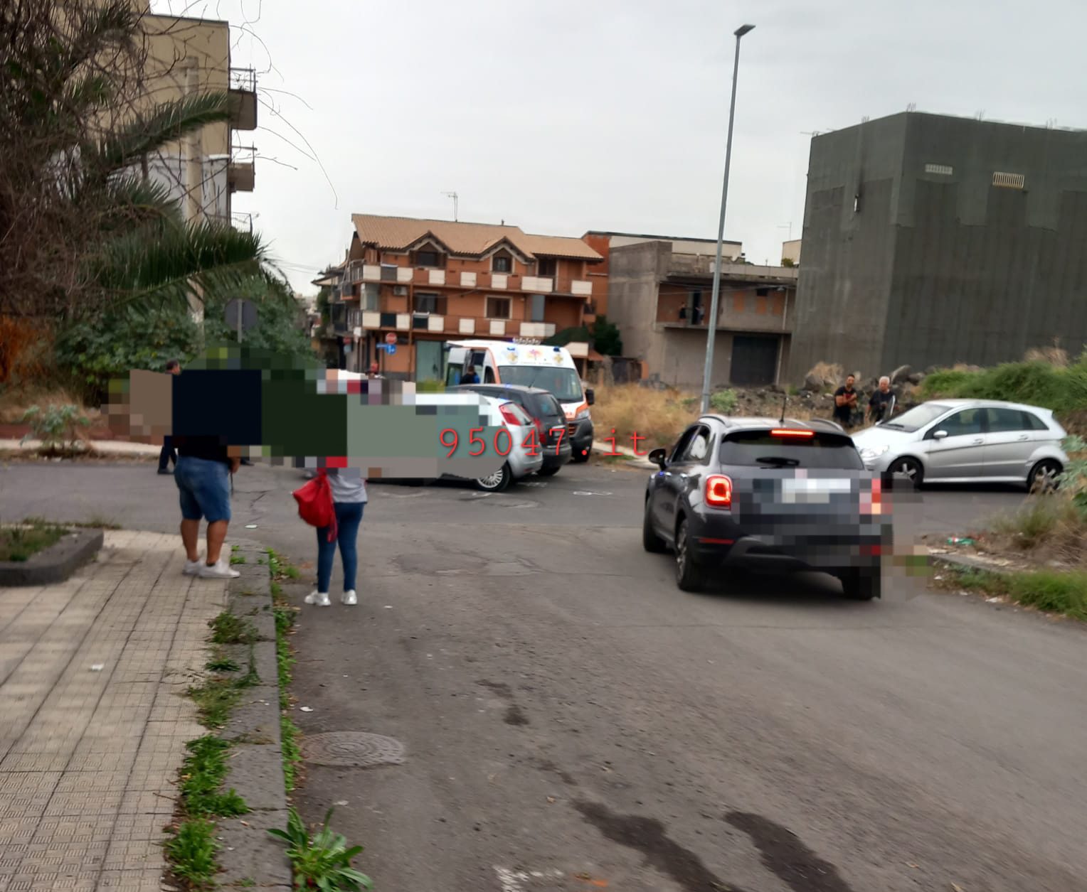 INCIDENTE STRADALE A PATERNÒ VIOLENTO SCONTRO TRA DUE AUTO: TRE FERITI, UNO TRASPORTATO IN OSPEDALE
