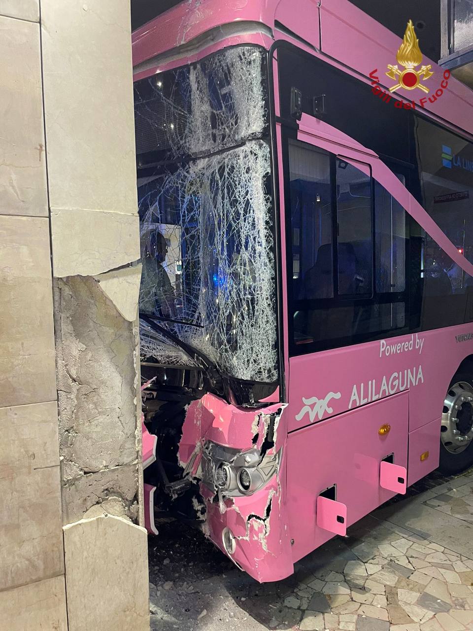 PAURA A MESTRE IERI SERA, BUS SBANDA E FINISCE CONTRO UN PILONE, 15 FERITI (È LA STESSA SOCIETÀ' DELLA STRAGE)