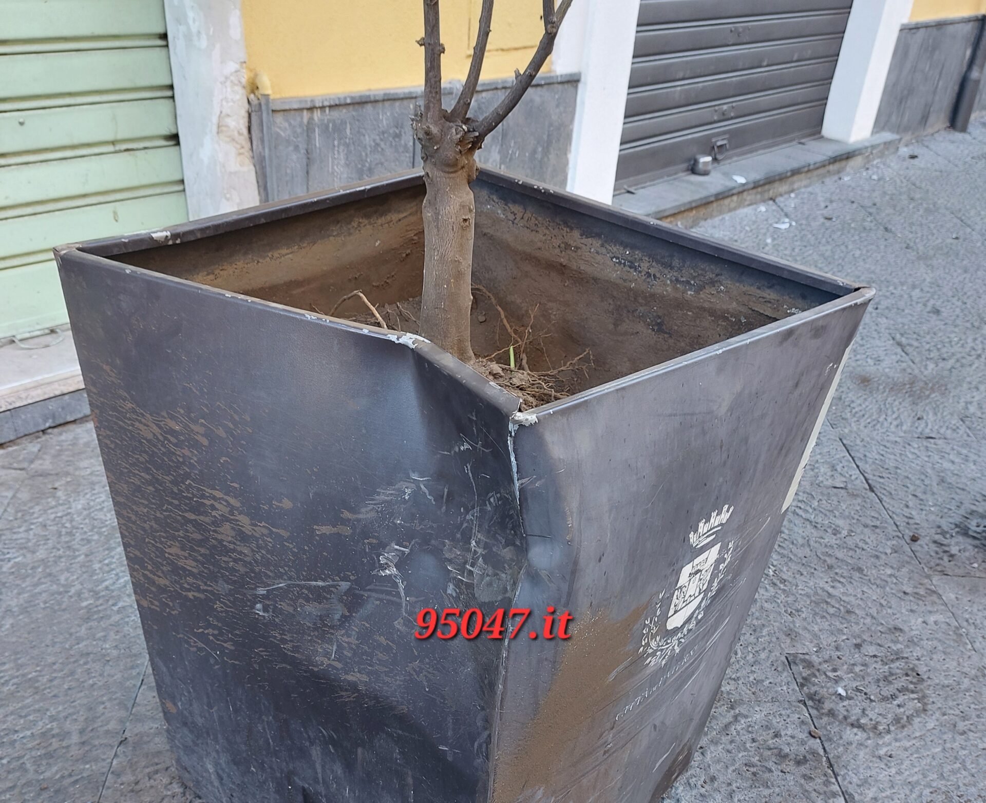 PATERNO': DOPPIO INCIDENTE NELLA NOTTE. SCALA VECCHIA E IN VIA VITTORIO EMANUELE, IN QUEST'ULTIMO LA CONDUCENTE ABBANDONA AUTO IN STRADA