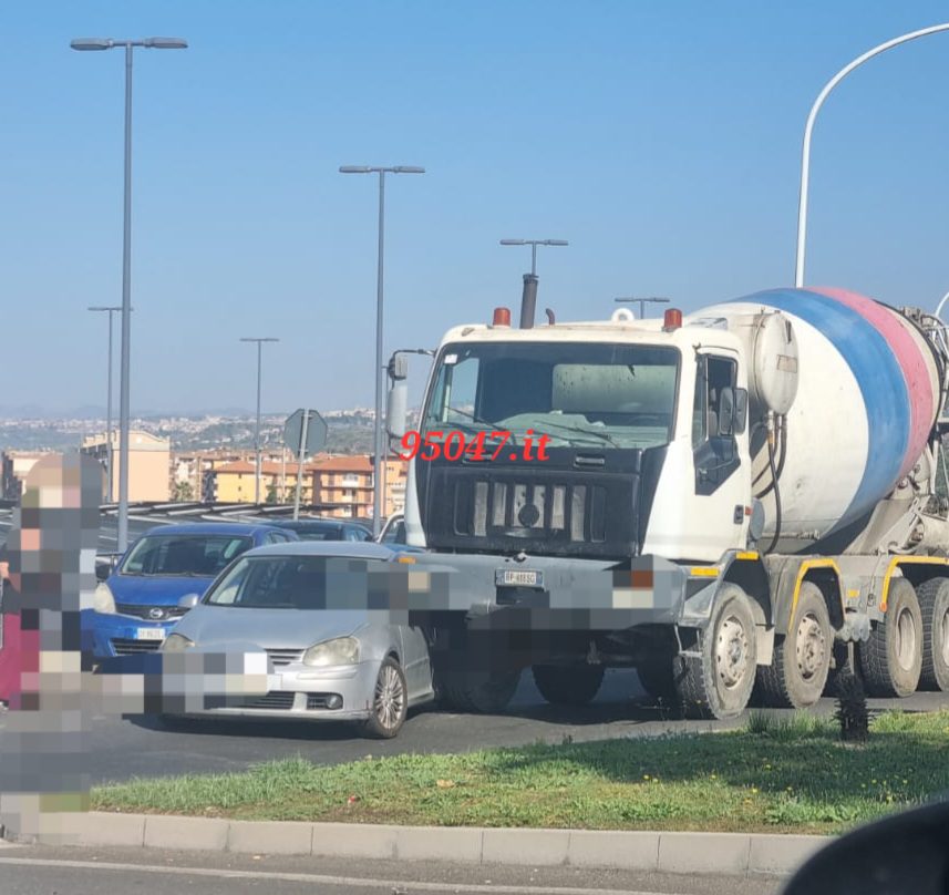 PATERNO'. OGGI IN CITTÀ: DUE INCIDENTI E AUTOBUS BLOCCATO A CAUSA DI PARCHEGGIO SELVAGGIO