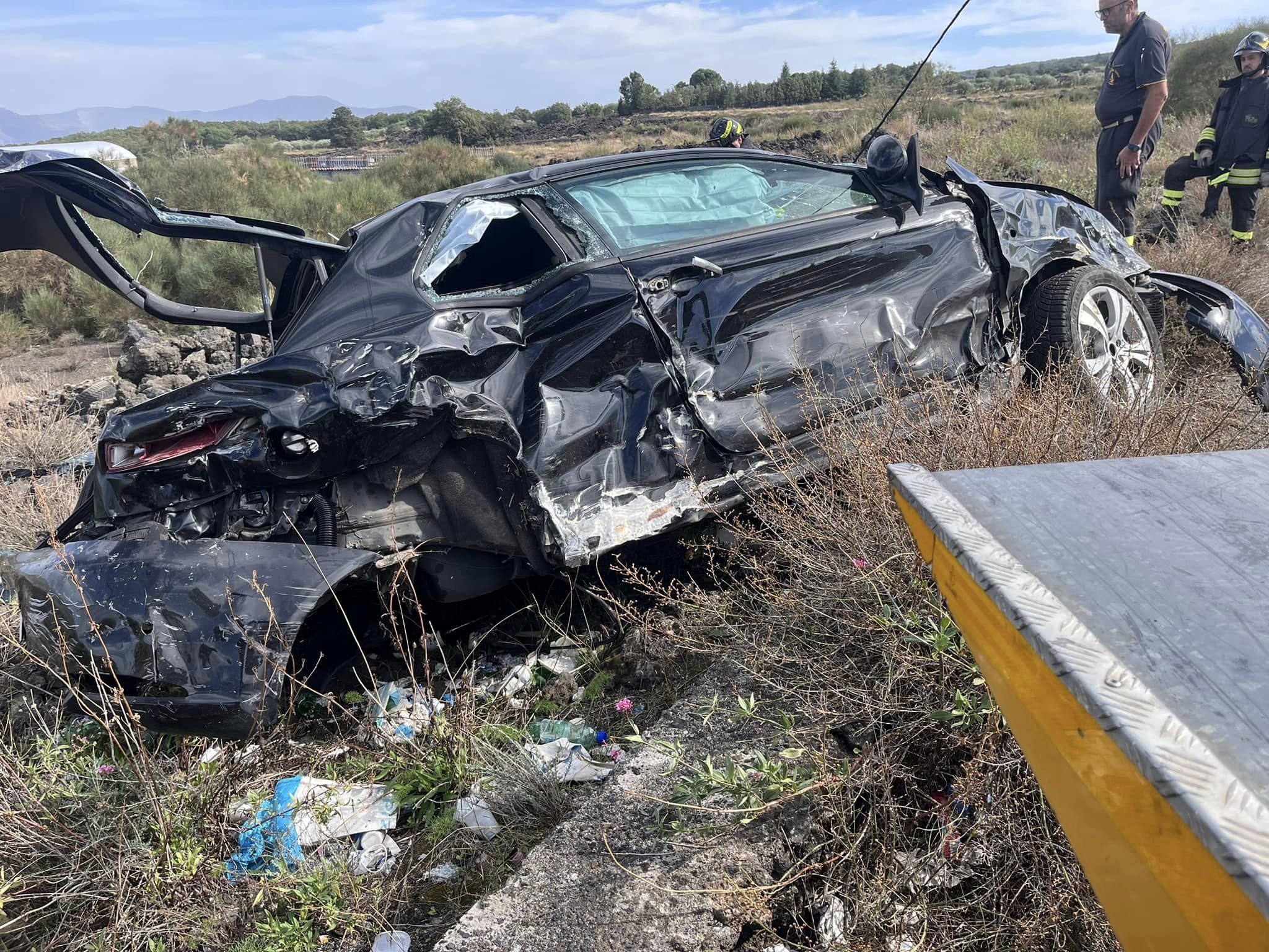 RANDAZZO, VIOLENTO SCONTRO FRA DUE AUTO: UNA VA FUORI STRADA E SI RIBALTA, GRAVE VENTISETTENNE