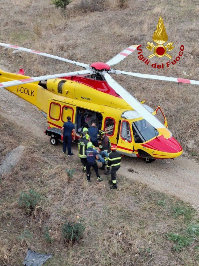 GRAVISSIMO INCIDENTE SULLA PALERMO - CATANIA, AUTOCARRO FINISCE GIÙ DA UN VIADOTTO: UN MORTO E UN FERITO GRAVE